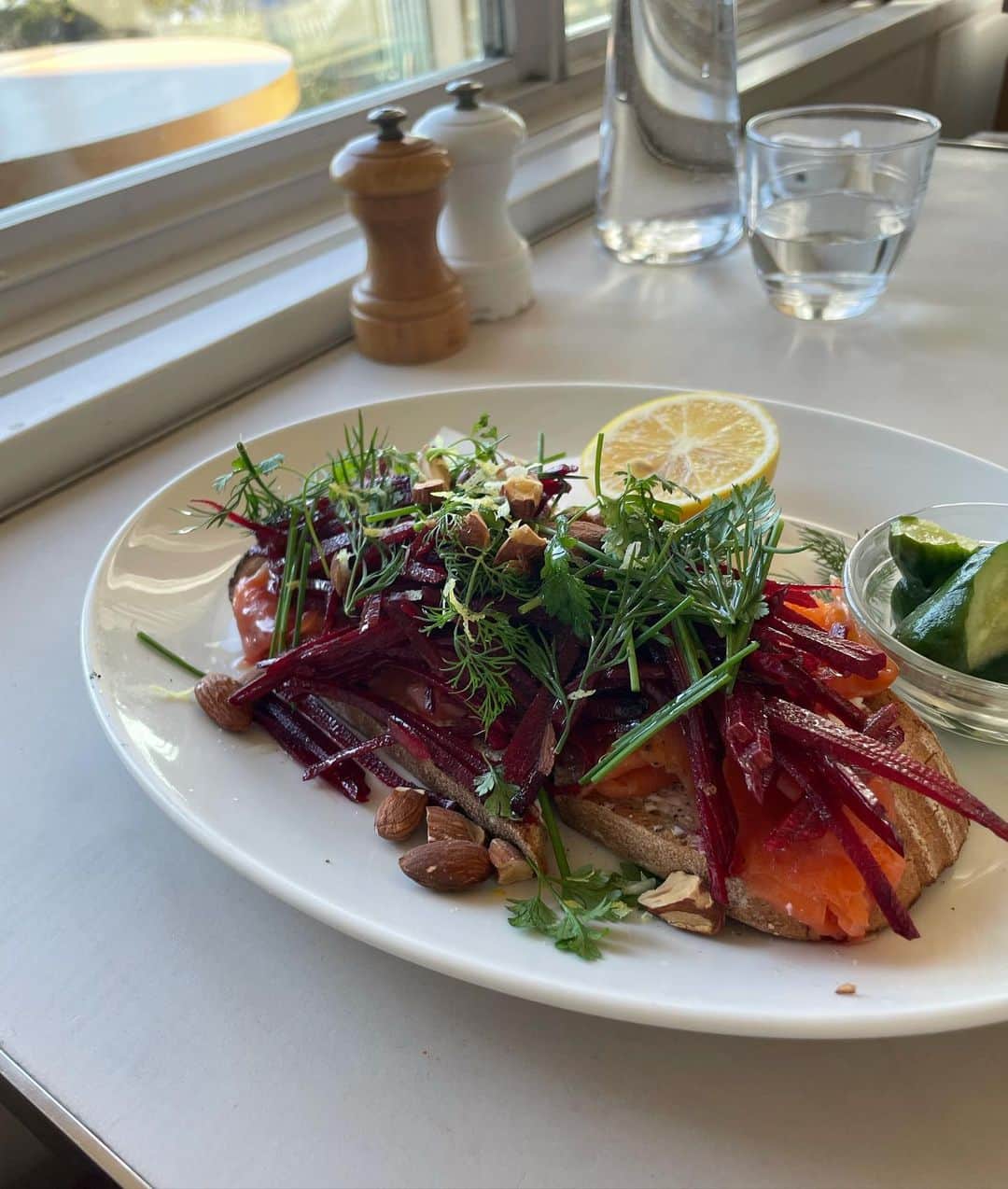 芹澤優のインスタグラム：「・  素敵朝ごはんした🥞 うかれちゃった！  #bills」
