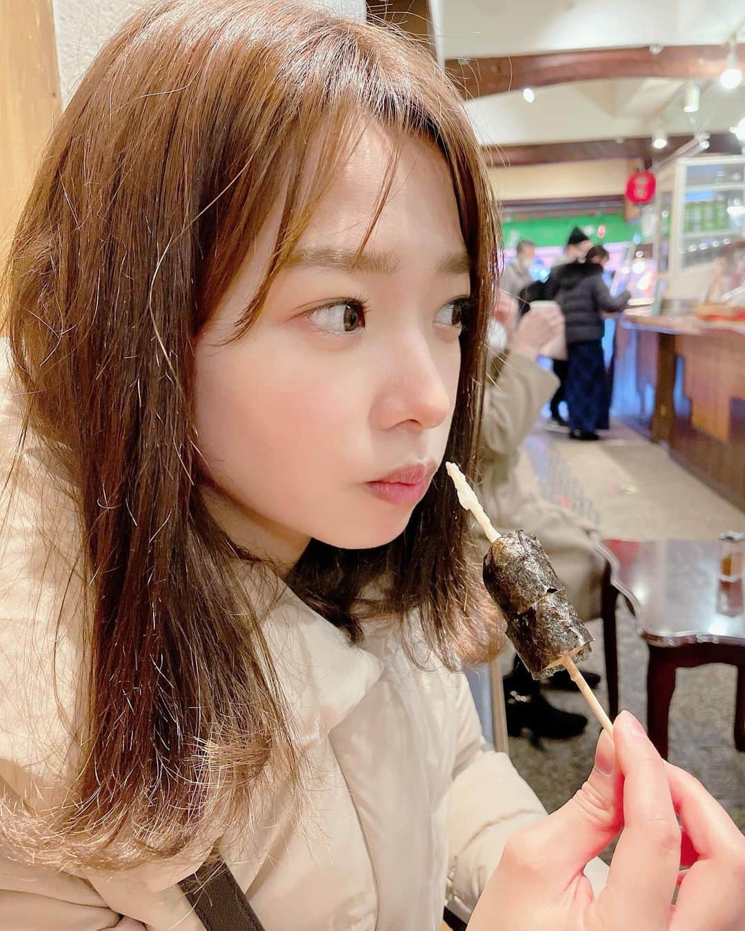 濱村春香のインスタグラム：「. お餅とかお団子とか大好きなんです いつまで経っても写真を撮る習慣がないので 髪ボサボサの写真しかありません👀　　 ⁡ 明日は大学入学共通テストですね☺︎ 受験生の皆さんが力を発揮できますように🙏🏻」