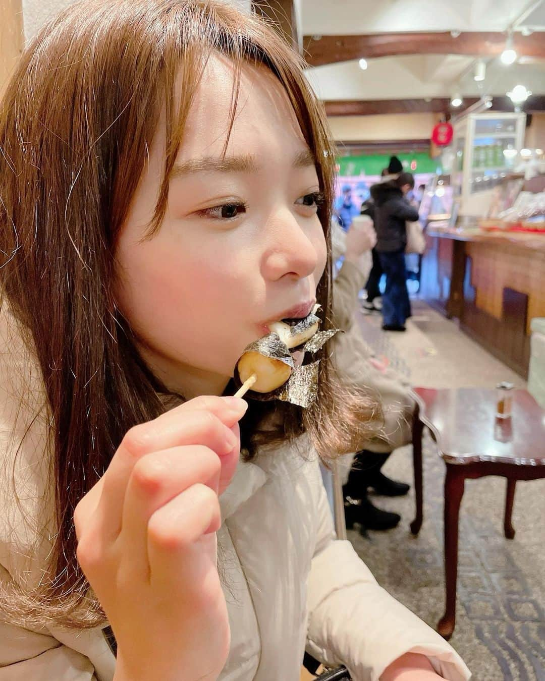 濱村春香さんのインスタグラム写真 - (濱村春香Instagram)「. お餅とかお団子とか大好きなんです いつまで経っても写真を撮る習慣がないので 髪ボサボサの写真しかありません👀　　 ⁡ 明日は大学入学共通テストですね☺︎ 受験生の皆さんが力を発揮できますように🙏🏻」1月14日 21時44分 - haruka_hamamura