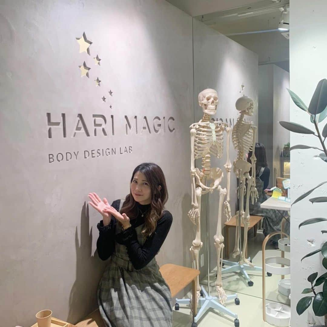 藍澤慶子のインスタグラム：「先日代官山のHARI MAGICさんにて、匠フェイスを受けてきました♡小顔矯正は初体験だったかも！！やはり、日々の癖とかで顔が歪んでいたので、ゴリゴリにやってもらいました(｡>∀<｡)♥♥めちゃめちゃスッキリして、そして顔のサイズも60分の施術でしっかり小さくなってました！！これは、リピートしたい！！  #小顔 #小顔矯正 #美容鍼 #口腔リリース #匠フェイス #代官山 #harimagic」