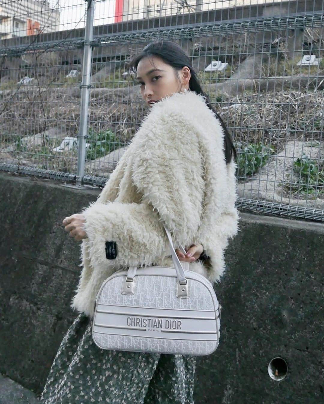 大政絢のインスタグラム：「#今日の絢服 🤍🤍🤍 coat#amerivintage  bag#dior」
