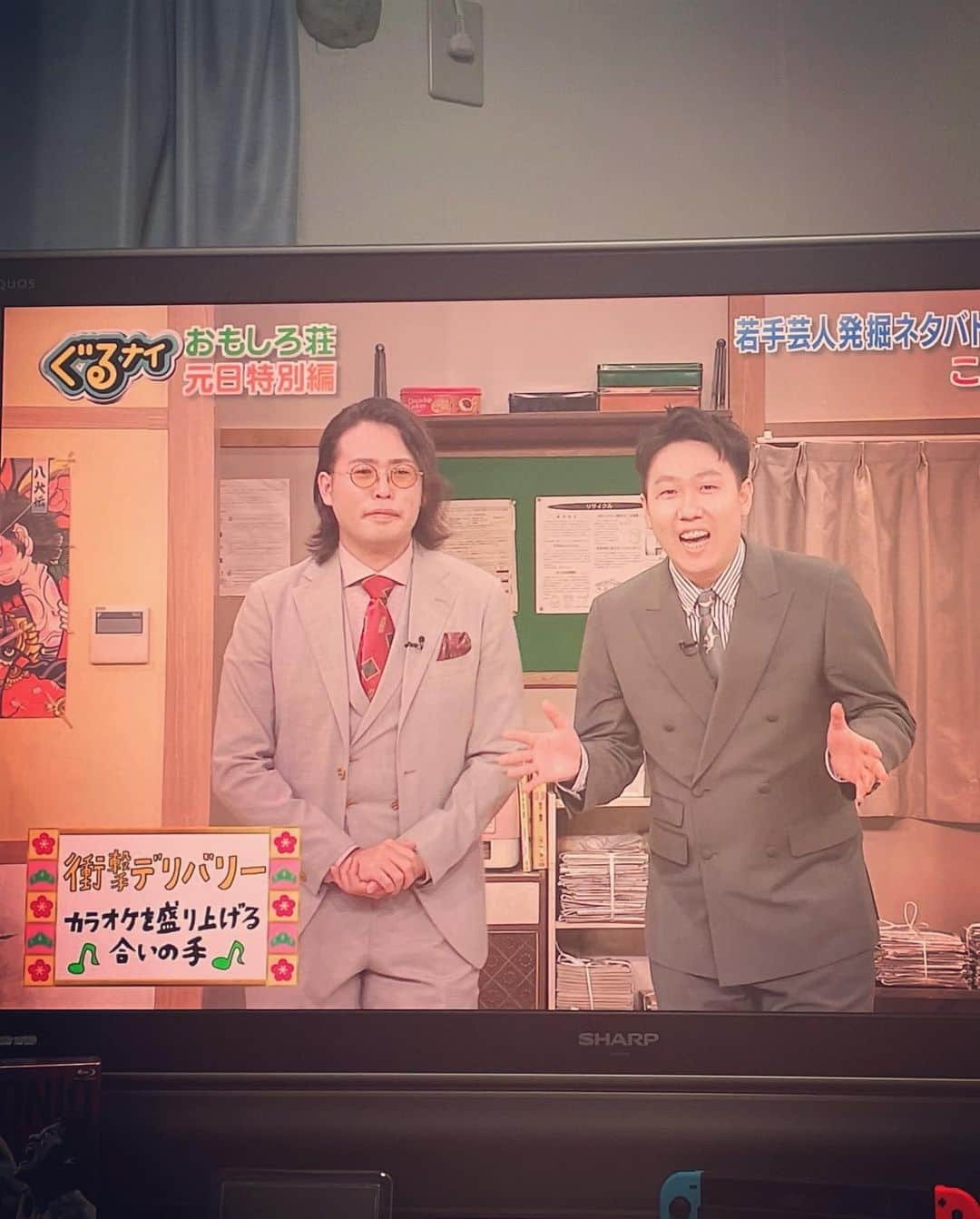 杉本知香さんのインスタグラム写真 - (杉本知香Instagram)「せいじさん散髪直後の床。 木目と同化してる髪の毛🤣😂 芸歴６年目の衝撃デリバリー佳津山くん、 元旦のおもしろ荘に出てましたー📺  #中目黒美容室#ドライヤー2秒  #千原せいじ#千原兄弟 #チハラトーク #衝撃デリバリーかつやま #衝撃デリバリー #杉本佳津山  #おもしろ荘」1月14日 22時01分 - sugimotoc