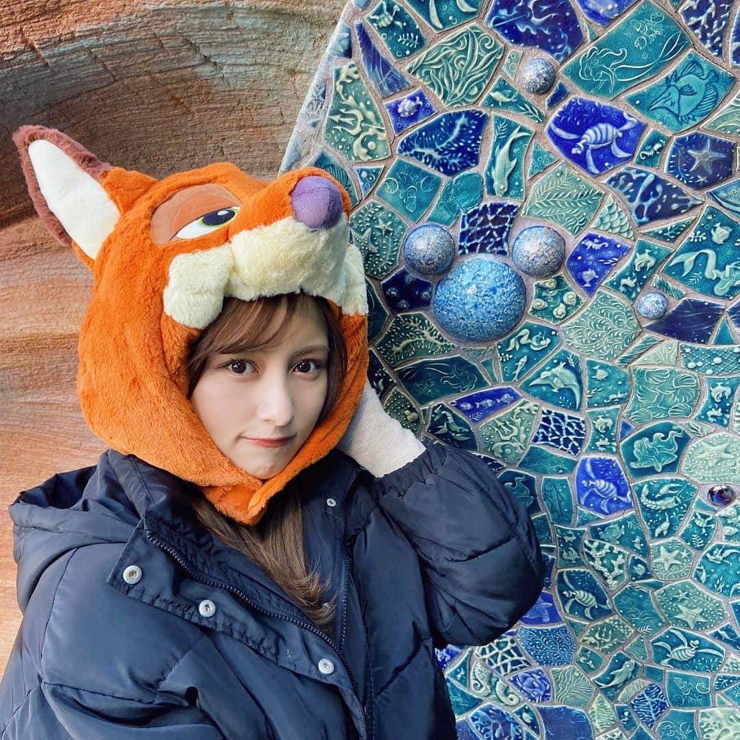 のインスタグラム：「いつの日かの写真🦊🏰🤍  この日は朝から行って 沢山乗り物に乗れて満喫しました♪ 2年ぶりくらいのディズニーシーは 楽しかったなぁ❤️  #ディズニーシー #ディズニー被り物」