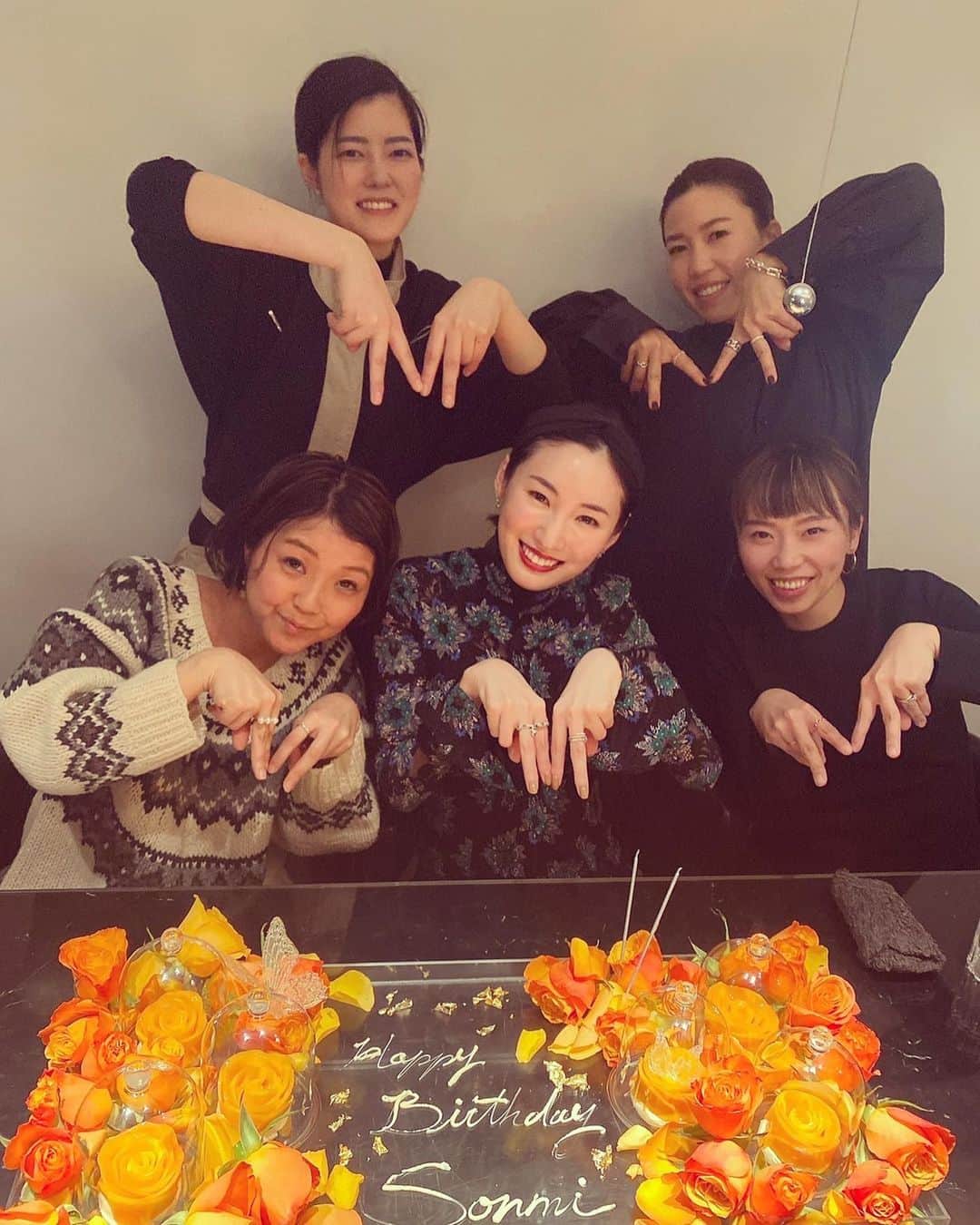 上田桃子のインスタグラム：「少し前にお友達の誕生日祝いを @ete.restaurant  で😋❤️ とにも、かくにも、美味しくて美しくて、拘りと遊び心と… 凄くインスパイアされました🥺❤️‼️ @natsuko.ete かっちょよかったです😁🔥  コロナになってなかなか会えなかったから 久しぶり会えて嬉しかったし 結婚祝いにセンス溢れるwプレゼント🎁までもらってしまった☺️✌️ @sonchan0111  本当におめでとう❤️❤️❤️  @meeth_official というブランドの代表でもあるソンミちゃんは本当にお肌が綺麗で知識も豊富でいつもカタカナ文字の成分を教えてくれます😆🎵  こんな肌のスペシャリストが自信を持って作った基礎化粧品悪いわけがない🤩‼️  私もヘビーユーザーです✌️  anyway...素敵な一年になるように応援してるぜ🔥❤️  #hbd #おめでとう  #エテの料理が美味しすぎて感動でした #いや食べる前から感動でした #また会える日まで頑張るぜ」