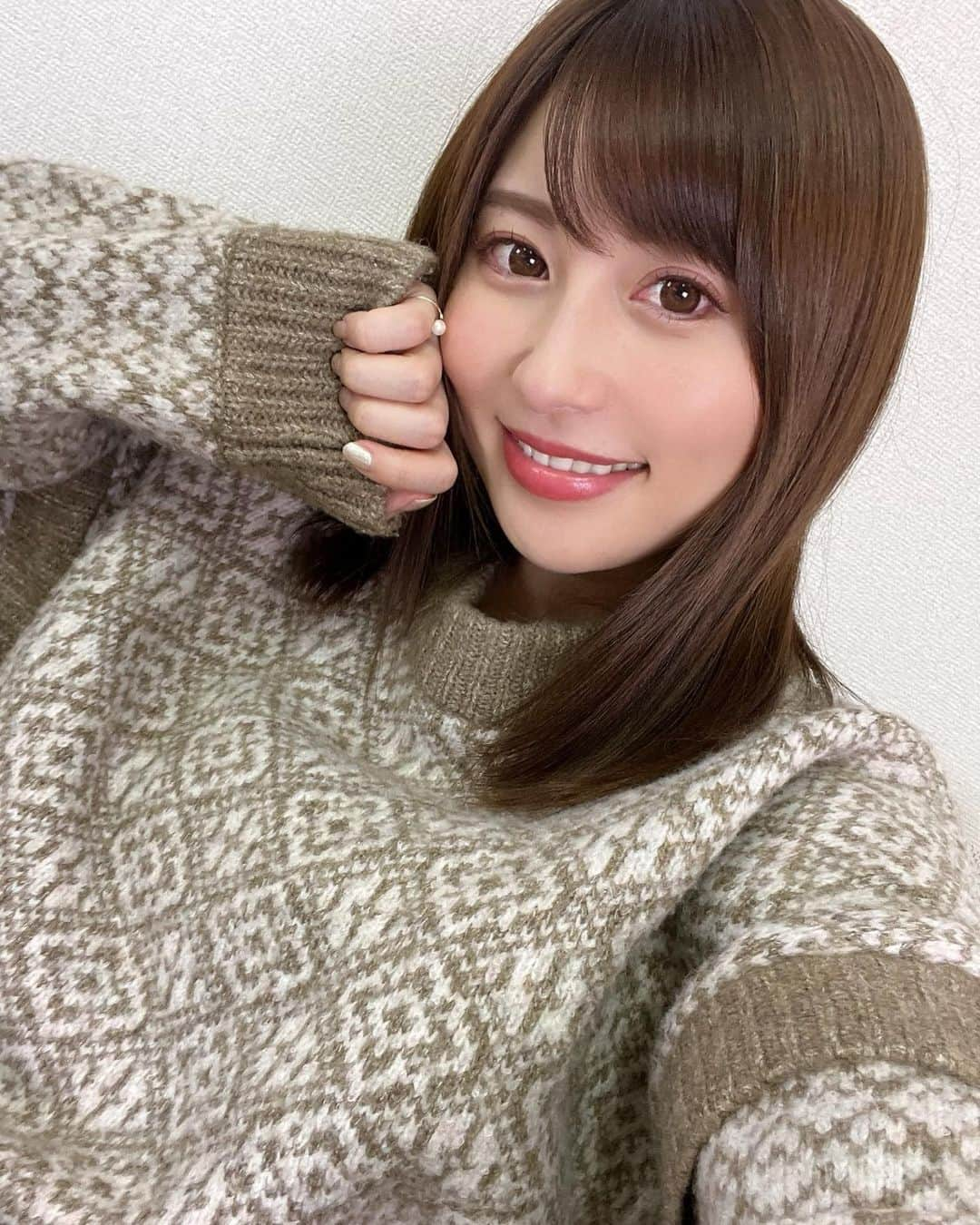 成瀬心美さんのインスタグラム写真 - (成瀬心美Instagram)「🥱 . . ストーリーズ見てくれた皆様 昨日はお騒がせいたしましたー💦 . . 私は今日朝から お仕事でしたが とても元気に過ごせましたー🙌 . . 今日は金曜日だ！ . 曜日特に関係ないお仕事だけど やっぱり学生の頃からずっと 金曜日と土曜日は わくわくしちゃうなぁ✨ . . おやすみの日の前 皆さんは夜更かししますか？ . 何して過ごすんだろう☺️ . 私はTikTok見たりしてたら いつの間にか時間過ぎてて あああー！ ってタイプです🤣 . . #friday #やっふー」1月14日 22時13分 - coco3ndazo