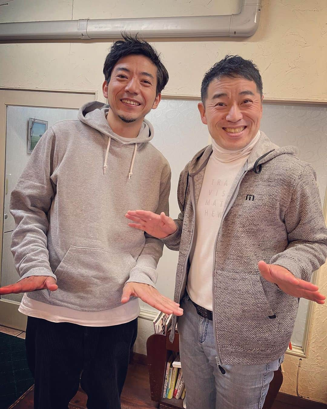 杉本知香さんのインスタグラム写真 - (杉本知香Instagram)「フォレスト名物。珍しい2ショット😆 営業やゴルフではしょっ中会ってる2人。 大きなイチモツポーズ、 1枚目は、どうやらゆうぞうさんは見栄をはって大きくしてたけど、本当のサイズは2枚目の写真だそうで…。細っ🤣😂（笑） お疲れちゃんポーズも😆😆 今日、森さんパーマ中は、ずっと金玉の話してました🤣😂 ※私がにゃんたま好き過ぎる話からの金玉話（笑）  #中目黒美容室#金玉#きんたま#にゃんたま #どぶろっく森#どぶろっく  #大きなイチモツ #インスタントジョンソンゆうぞう #インスタントジョンソン #お疲れちゃん」1月14日 22時15分 - sugimotoc