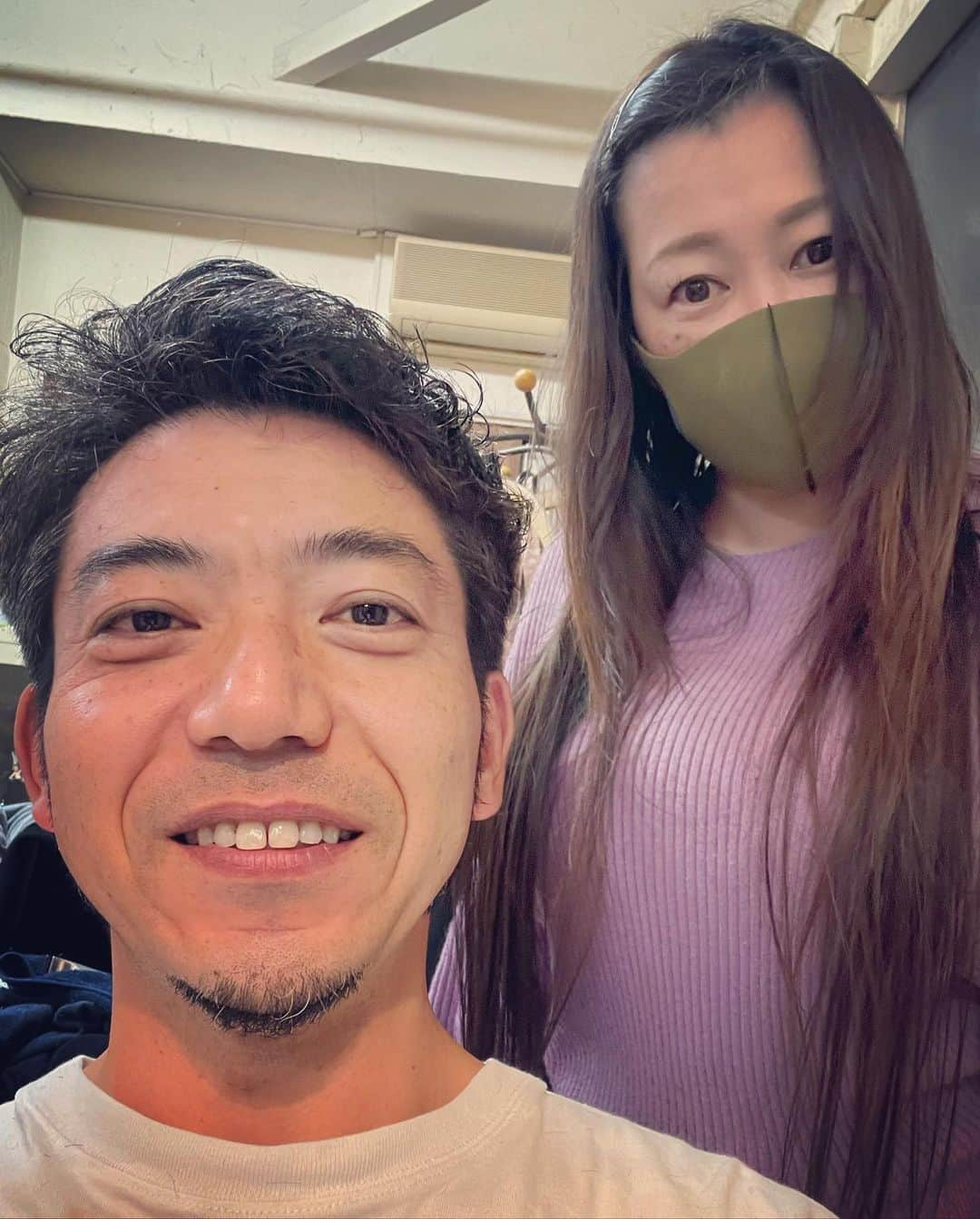 杉本知香さんのインスタグラム写真 - (杉本知香Instagram)「フォレスト名物。珍しい2ショット😆 営業やゴルフではしょっ中会ってる2人。 大きなイチモツポーズ、 1枚目は、どうやらゆうぞうさんは見栄をはって大きくしてたけど、本当のサイズは2枚目の写真だそうで…。細っ🤣😂（笑） お疲れちゃんポーズも😆😆 今日、森さんパーマ中は、ずっと金玉の話してました🤣😂 ※私がにゃんたま好き過ぎる話からの金玉話（笑）  #中目黒美容室#金玉#きんたま#にゃんたま #どぶろっく森#どぶろっく  #大きなイチモツ #インスタントジョンソンゆうぞう #インスタントジョンソン #お疲れちゃん」1月14日 22時15分 - sugimotoc