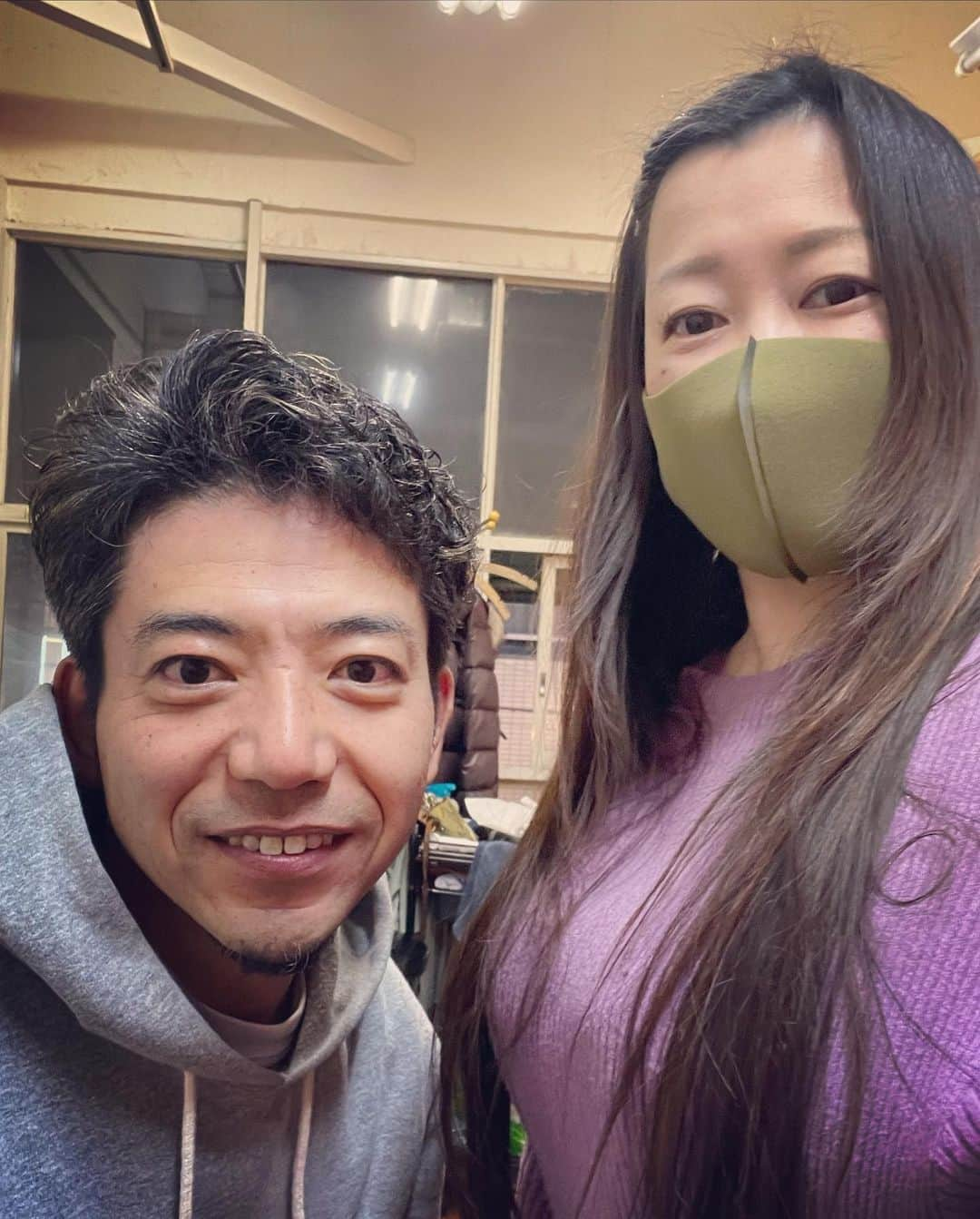 杉本知香さんのインスタグラム写真 - (杉本知香Instagram)「フォレスト名物。珍しい2ショット😆 営業やゴルフではしょっ中会ってる2人。 大きなイチモツポーズ、 1枚目は、どうやらゆうぞうさんは見栄をはって大きくしてたけど、本当のサイズは2枚目の写真だそうで…。細っ🤣😂（笑） お疲れちゃんポーズも😆😆 今日、森さんパーマ中は、ずっと金玉の話してました🤣😂 ※私がにゃんたま好き過ぎる話からの金玉話（笑）  #中目黒美容室#金玉#きんたま#にゃんたま #どぶろっく森#どぶろっく  #大きなイチモツ #インスタントジョンソンゆうぞう #インスタントジョンソン #お疲れちゃん」1月14日 22時15分 - sugimotoc