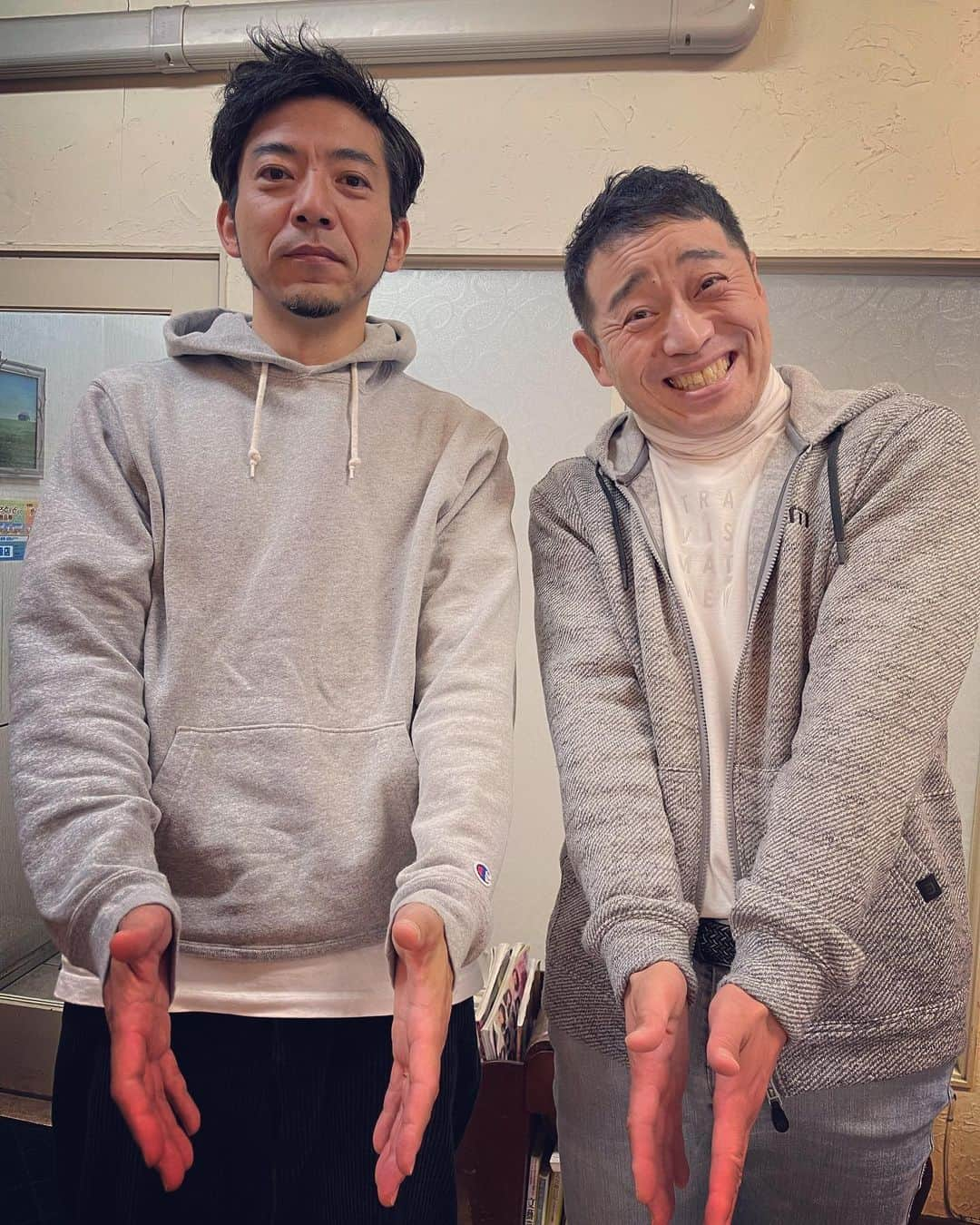 杉本知香さんのインスタグラム写真 - (杉本知香Instagram)「フォレスト名物。珍しい2ショット😆 営業やゴルフではしょっ中会ってる2人。 大きなイチモツポーズ、 1枚目は、どうやらゆうぞうさんは見栄をはって大きくしてたけど、本当のサイズは2枚目の写真だそうで…。細っ🤣😂（笑） お疲れちゃんポーズも😆😆 今日、森さんパーマ中は、ずっと金玉の話してました🤣😂 ※私がにゃんたま好き過ぎる話からの金玉話（笑）  #中目黒美容室#金玉#きんたま#にゃんたま #どぶろっく森#どぶろっく  #大きなイチモツ #インスタントジョンソンゆうぞう #インスタントジョンソン #お疲れちゃん」1月14日 22時15分 - sugimotoc