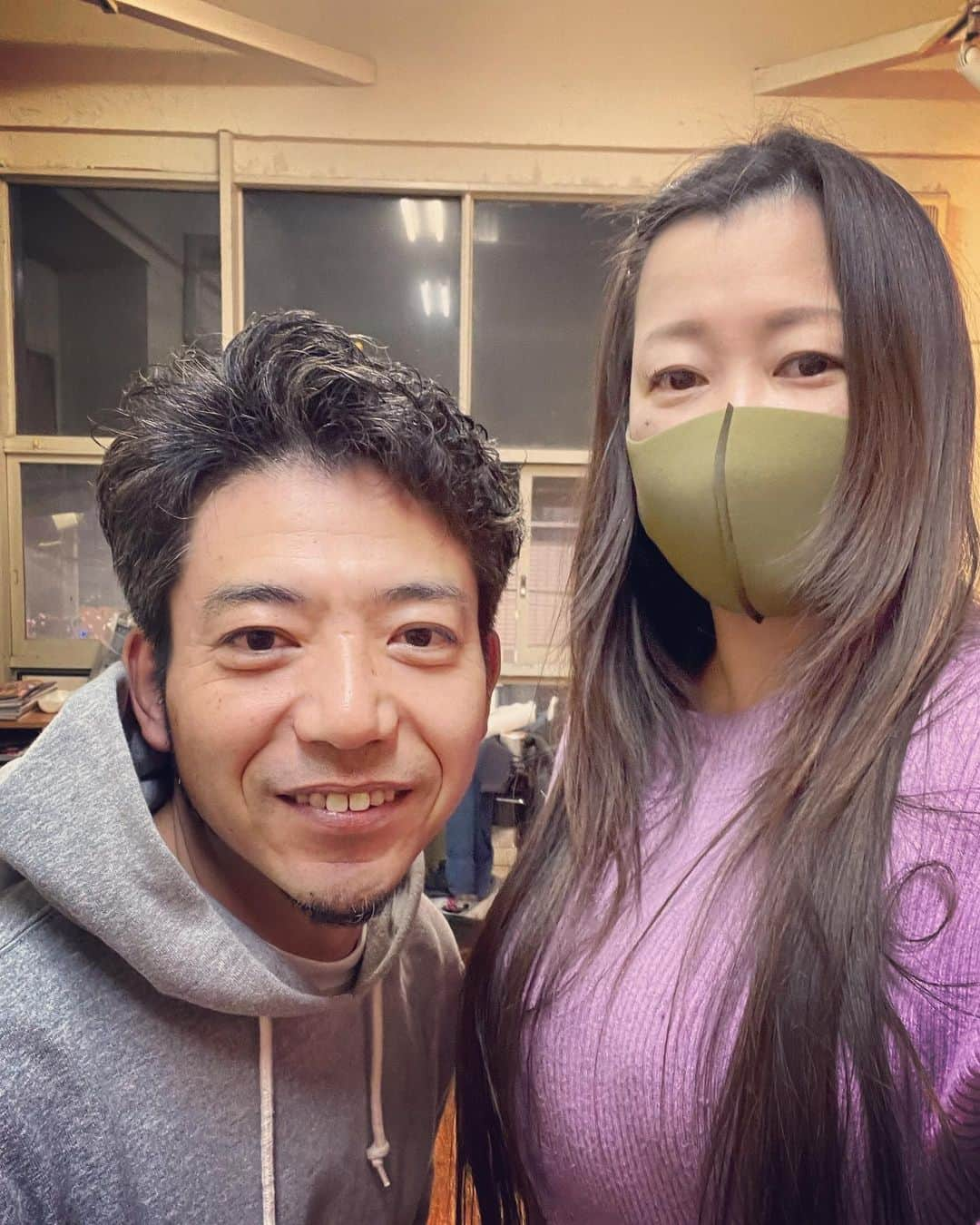 杉本知香さんのインスタグラム写真 - (杉本知香Instagram)「フォレスト名物。珍しい2ショット😆 営業やゴルフではしょっ中会ってる2人。 大きなイチモツポーズ、 1枚目は、どうやらゆうぞうさんは見栄をはって大きくしてたけど、本当のサイズは2枚目の写真だそうで…。細っ🤣😂（笑） お疲れちゃんポーズも😆😆 今日、森さんパーマ中は、ずっと金玉の話してました🤣😂 ※私がにゃんたま好き過ぎる話からの金玉話（笑）  #中目黒美容室#金玉#きんたま#にゃんたま #どぶろっく森#どぶろっく  #大きなイチモツ #インスタントジョンソンゆうぞう #インスタントジョンソン #お疲れちゃん」1月14日 22時15分 - sugimotoc