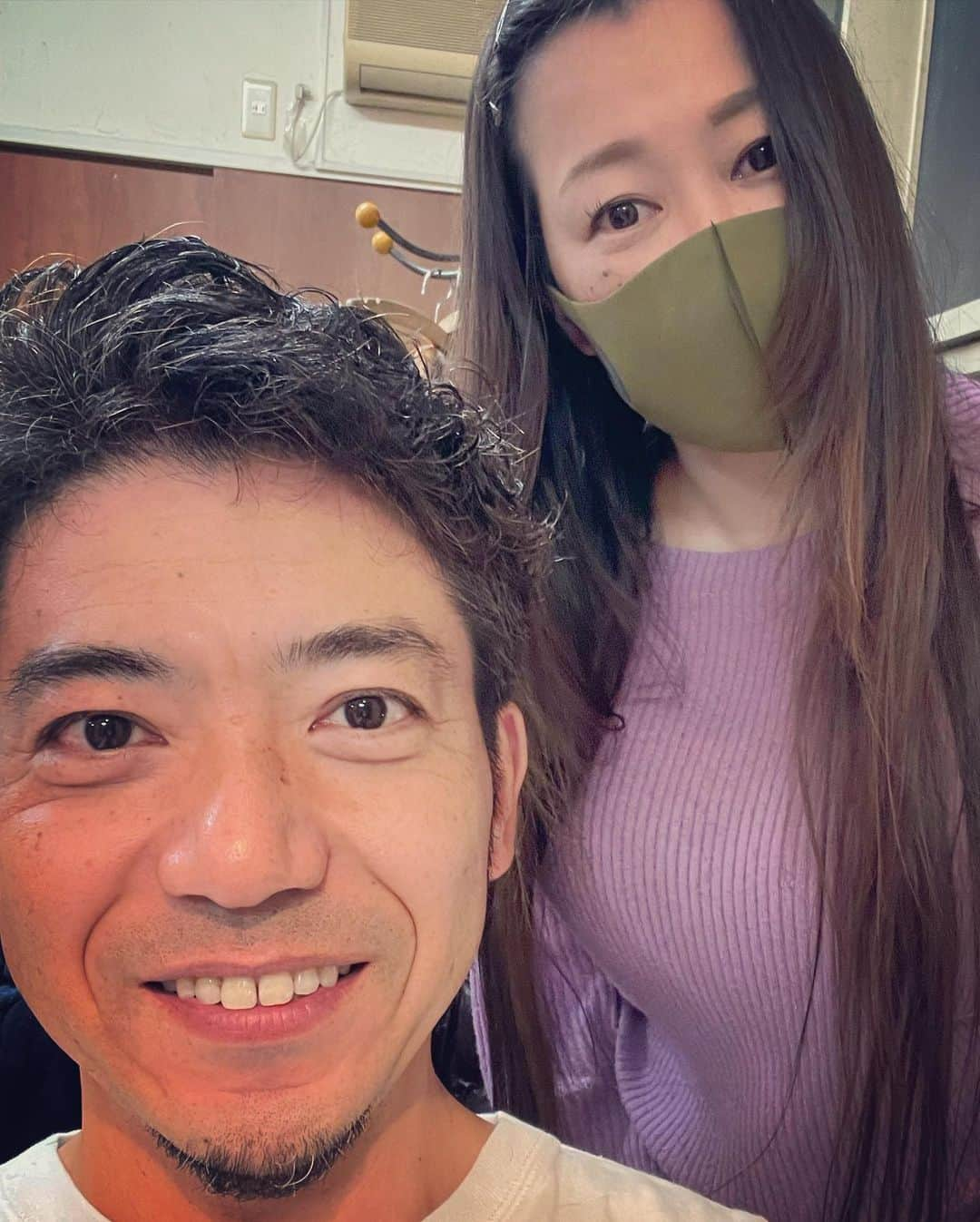 杉本知香さんのインスタグラム写真 - (杉本知香Instagram)「フォレスト名物。珍しい2ショット😆 営業やゴルフではしょっ中会ってる2人。 大きなイチモツポーズ、 1枚目は、どうやらゆうぞうさんは見栄をはって大きくしてたけど、本当のサイズは2枚目の写真だそうで…。細っ🤣😂（笑） お疲れちゃんポーズも😆😆 今日、森さんパーマ中は、ずっと金玉の話してました🤣😂 ※私がにゃんたま好き過ぎる話からの金玉話（笑）  #中目黒美容室#金玉#きんたま#にゃんたま #どぶろっく森#どぶろっく  #大きなイチモツ #インスタントジョンソンゆうぞう #インスタントジョンソン #お疲れちゃん」1月14日 22時15分 - sugimotoc