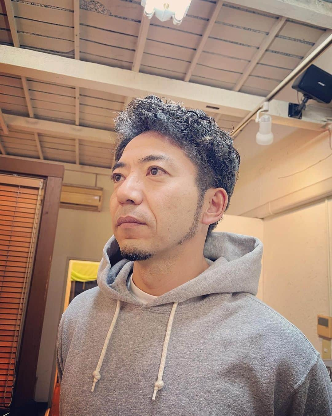 杉本知香さんのインスタグラム写真 - (杉本知香Instagram)「フォレスト名物。珍しい2ショット😆 営業やゴルフではしょっ中会ってる2人。 大きなイチモツポーズ、 1枚目は、どうやらゆうぞうさんは見栄をはって大きくしてたけど、本当のサイズは2枚目の写真だそうで…。細っ🤣😂（笑） お疲れちゃんポーズも😆😆 今日、森さんパーマ中は、ずっと金玉の話してました🤣😂 ※私がにゃんたま好き過ぎる話からの金玉話（笑）  #中目黒美容室#金玉#きんたま#にゃんたま #どぶろっく森#どぶろっく  #大きなイチモツ #インスタントジョンソンゆうぞう #インスタントジョンソン #お疲れちゃん」1月14日 22時15分 - sugimotoc