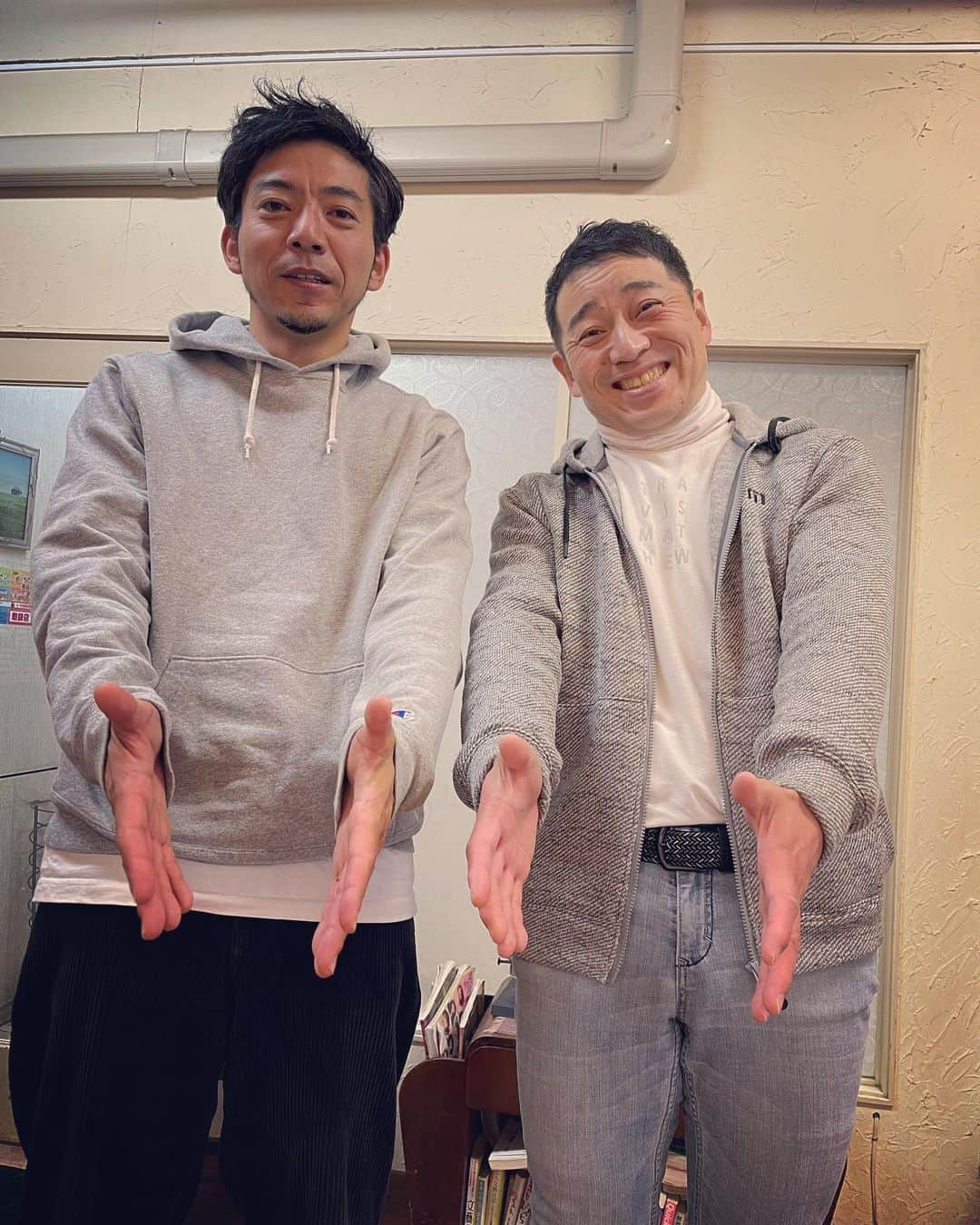 杉本知香さんのインスタグラム写真 - (杉本知香Instagram)「フォレスト名物。珍しい2ショット😆 営業やゴルフではしょっ中会ってる2人。 大きなイチモツポーズ、 1枚目は、どうやらゆうぞうさんは見栄をはって大きくしてたけど、本当のサイズは2枚目の写真だそうで…。細っ🤣😂（笑） お疲れちゃんポーズも😆😆 今日、森さんパーマ中は、ずっと金玉の話してました🤣😂 ※私がにゃんたま好き過ぎる話からの金玉話（笑）  #中目黒美容室#金玉#きんたま#にゃんたま #どぶろっく森#どぶろっく  #大きなイチモツ #インスタントジョンソンゆうぞう #インスタントジョンソン #お疲れちゃん」1月14日 22時15分 - sugimotoc