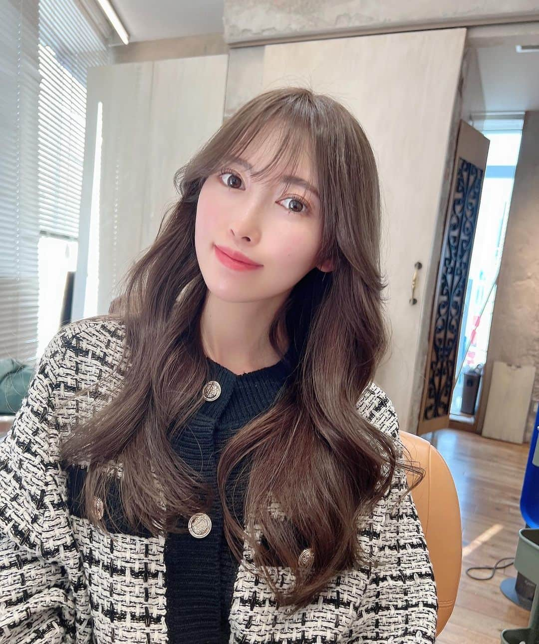 清水愛美のインスタグラム：「なんて便利なの💓 2wayバング！ また少し短く切ってもらいました🥰 絶妙な前髪の量です😊 @takeru.551  本当最高です😍❣️ ありがとうございますッッッ！ ひたすら#脱出おひとり島　の 話！笑　たけるさんと韓ドラの話するの 楽しい😄😄 * 暑くて顔がぽっぽしてるw チーク塗ってないw * #シースルーバング  #2wayバング  #2way前髪  #イメチェン　#前髪　#hairstyle  #韓国ヘアスタイル  #韓国ヘア」