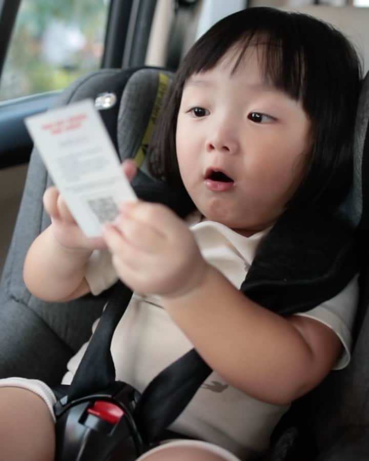 MOMOツインズのインスタグラム：「Turn your usual petrol run into an adventure with @CaltexSG Unstoppable Quest!   From now till 28-Feb, spend $60 gross on fuel with Plus! Card to unlock treasure chests and get a sure-win prize! Pay in-store to get a promo code card or via the CaltexGo app to receive an eDM, and begin your treasure hunt with the family. Drive to any chest location, enter the unique key code and unlock your prize!  With over $900,000 worth of prizes to be won, you might just win up to 1 year’s worth of fuel! What’s more, pay with OCBC card to redeem OCBC exclusive prizes, including staycation at Singapore Marriott Tang Plaza Hotel, SEA Aquarium and Adventure Cove tickets! Take your drive further with Caltex.  #CaltexUnstoppableQuest #ad」