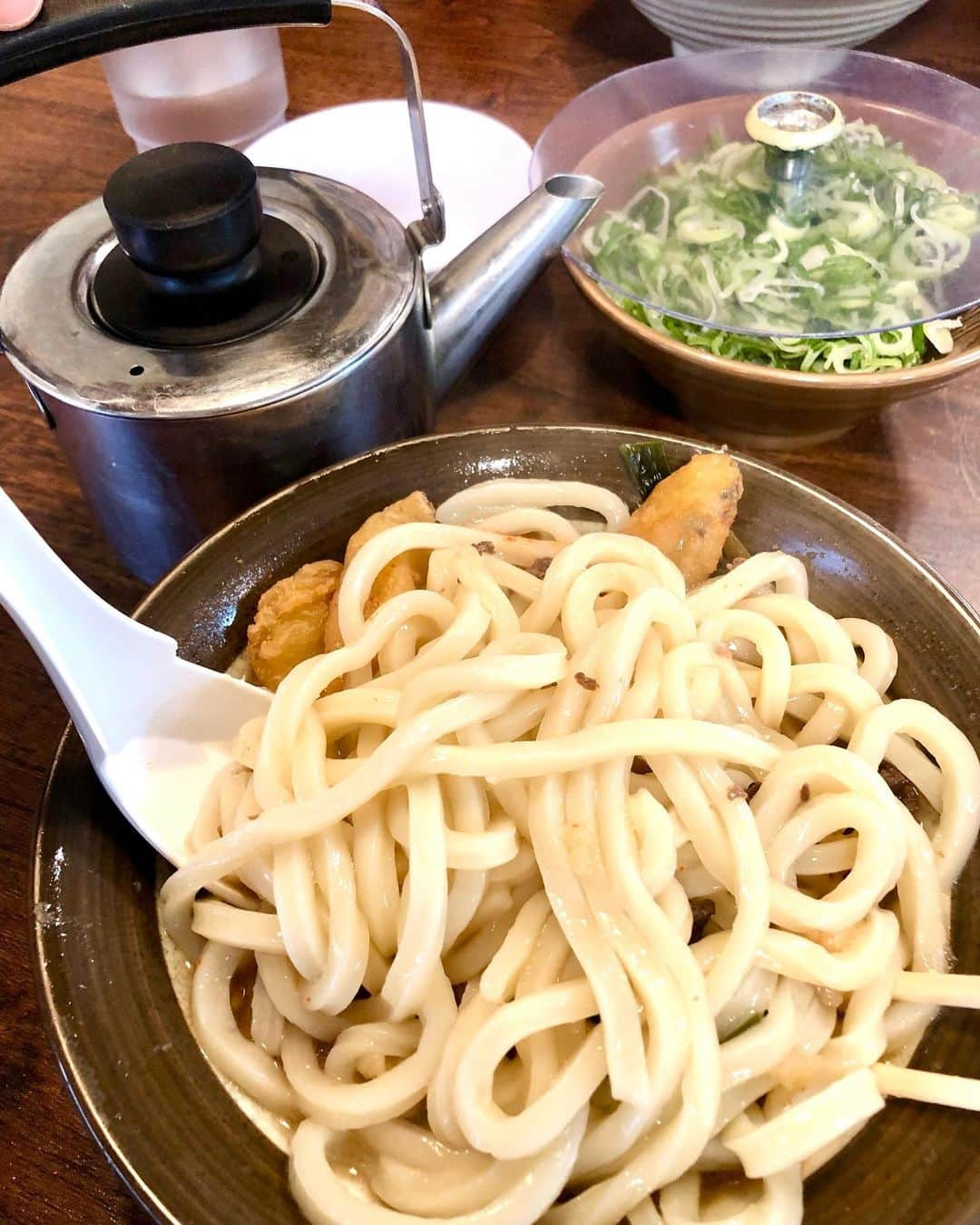 林家あずみさんのインスタグラム写真 - (林家あずみInstagram)「初めて食べた牧のうどんは、ゴボ天と肉うどん💕 凄いボリュームで、食べても食べても減らない上に、一回うどんを持ち上げてひっくり返しただけで汁が無くなる😂‼️ 追い足し用のやかんに入ったお出汁を足しながら完食😂✨ 美味しかったあ😍  #牧のうどん #福岡 #林家あずみ」1月14日 22時59分 - kurohime424