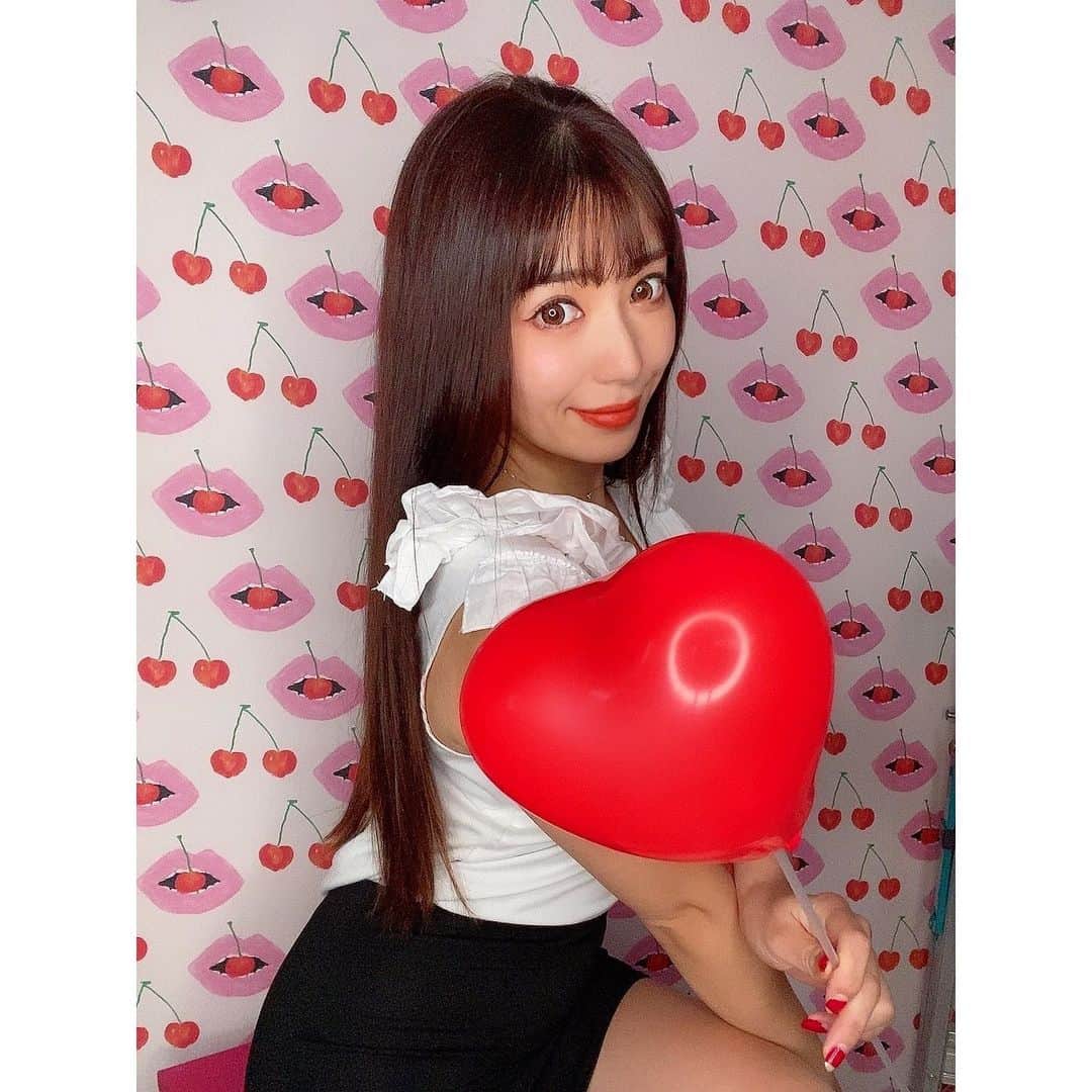 中村かなのインスタグラム：「💇‍♀️ 𝑯𝒂𝒊𝒓 𝑪𝒂𝒓𝒆 ・ ・ 月に1度の美容院💕 最近は名駅 " ema "の " @ema_mita.tsuyoshi "さんに お願いしてます✨ ・ ミタさんの髪質改善トリートメントは髪がサラッサラになる〜 ▶︎▶︎2枚目 しかもモチがいいのもお気に入りポイント💕 ・ 今回はカットとカラーもお願いしました💇‍♀️ ロングヘアーさんにはオススメのケア❤️ 偶然にも❣️私のあとのお客様は絵美さんっ🤣🙌 私の周りは結構通ってるのです💕✨ ・ @ema_mita.tsuyoshi さんに DMで予約で20%オフになりますよっ💌 ・ ・ ・ ・ #髪質改善トリートメント #髪質改善 #ロングヘア #サラサラヘアー #サラツヤ #サラサラヘア  #サイエンスアクア #美髪チャージ #美髪 #美髪ケア #emaassort #nagoya #名古屋 #名古屋駅　#名古屋美容院 #名古屋美容室 #名古屋美容　#美容好きな人と繋がりたい #美容好き　#ヘアケア　#トリートメント　#ヘアトリートメント　#nagoya #haircare #hair #サロンモデル　#サロモ　#japanesegirl #ig_nagoya  #ポートレートモデル」