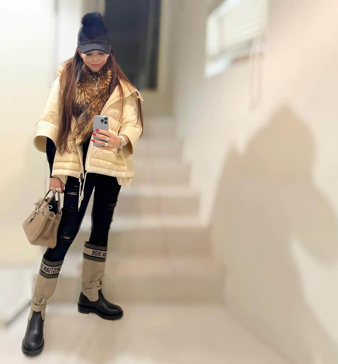 麻美さんのインスタグラム写真 - (麻美Instagram)「腰が痛いから 最近ぺったんこの歩きやすい靴ばっかり😅💦 ． このブーツ👢 なかなか上手く履きこなせない💦 @dior  何に合わせて履けば良い？ ． パンツに👖にinしか浮かばない🤔🤔🤔 ． ミニスカにパーカーとか？ 分からん🤣 ． #dior  #moncler  #hermes  #fashion  #cordinate」1月15日 0時13分 - mami0s