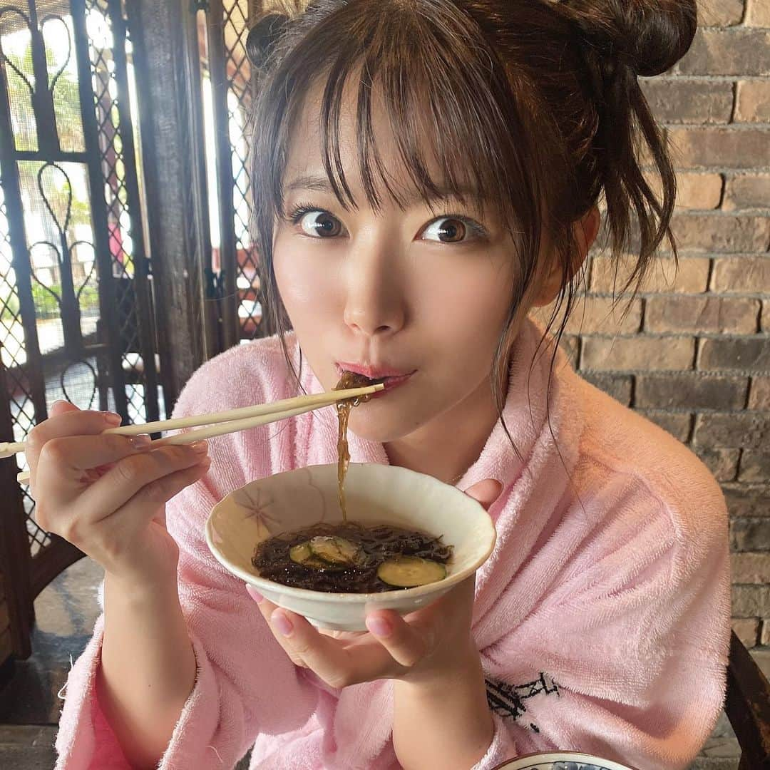 山内鈴蘭さんのインスタグラム写真 - (山内鈴蘭Instagram)「撮影中の主食はもずく😚😚😚 (また食べ物写真だ…←) ． ある時からもずくにハマって 家にパックでストックしてる。笑 もずくを塩抜きして素麺みたいに麺つゆで食べるの好きなんだよねーー🤤 ． ダイエット中の主食でもある🙆‍♀️ ． 沖縄のもずくをいつも通販で買ってるよーー🤣本当すき、塩もずく！！ ． ． #DVD #撮影 #グラビア #奄美大島 #もずく #もずくそうめん #グラビア撮影 #食べるの大好き #ゴルフ女子 #ヘアスタイル #lilyset #食べて痩せる #食事制限 #ダイエット」1月15日 11時29分 - xxsuzuranxx