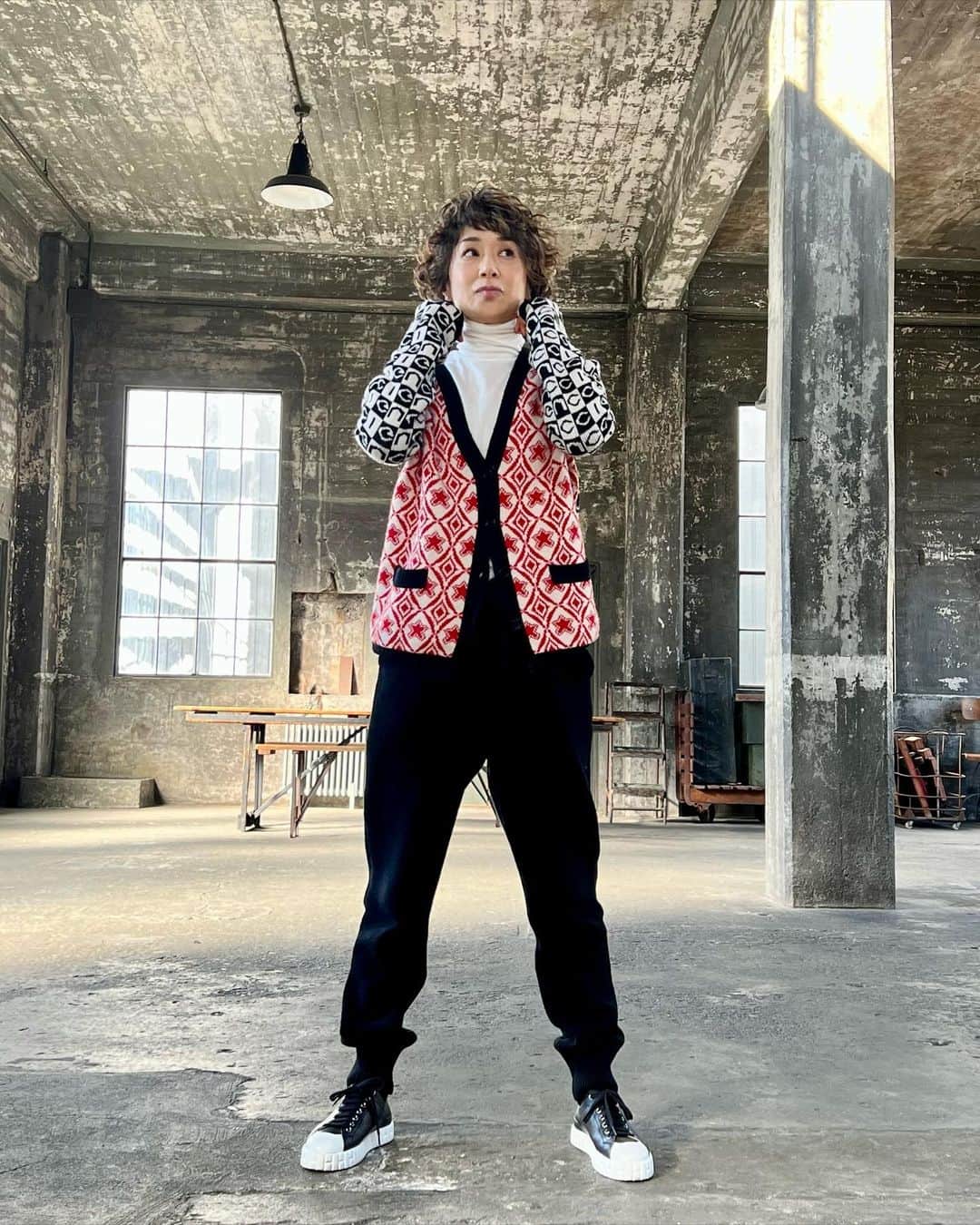 黒田知永子のインスタグラム：「. 「なんかさ〜バーンとブランドのロゴとか入ってるのは嫌なんだよね〜」なんて話していたら、「思いっきりGUCCIって書いてあるよね〜笑」と突っ込まれました。 🤣🤣🤣  1/15に@stand_fm  更新しました。「花柄好き#35」 stand fmのアプリからか、プロフィール欄からも聞くことができます。 ぜひ聞いて下さいね。  #確かに書いてあるけど  #バーンとではないよね #standfm  #スタンドエフエム @stand_fm  #黒田知永子のchikoplusチャンネル #ラジオでおしゃべり #yunahica_chieko  #黒田知永子 #chiekokuroda」