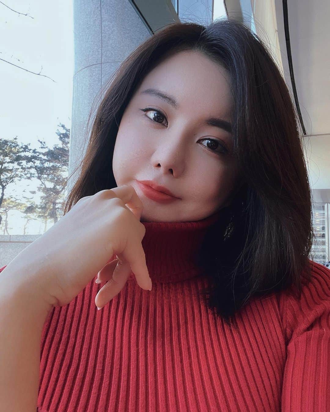 リュ・ジヘのインスタグラム：「셀카 툭😽」