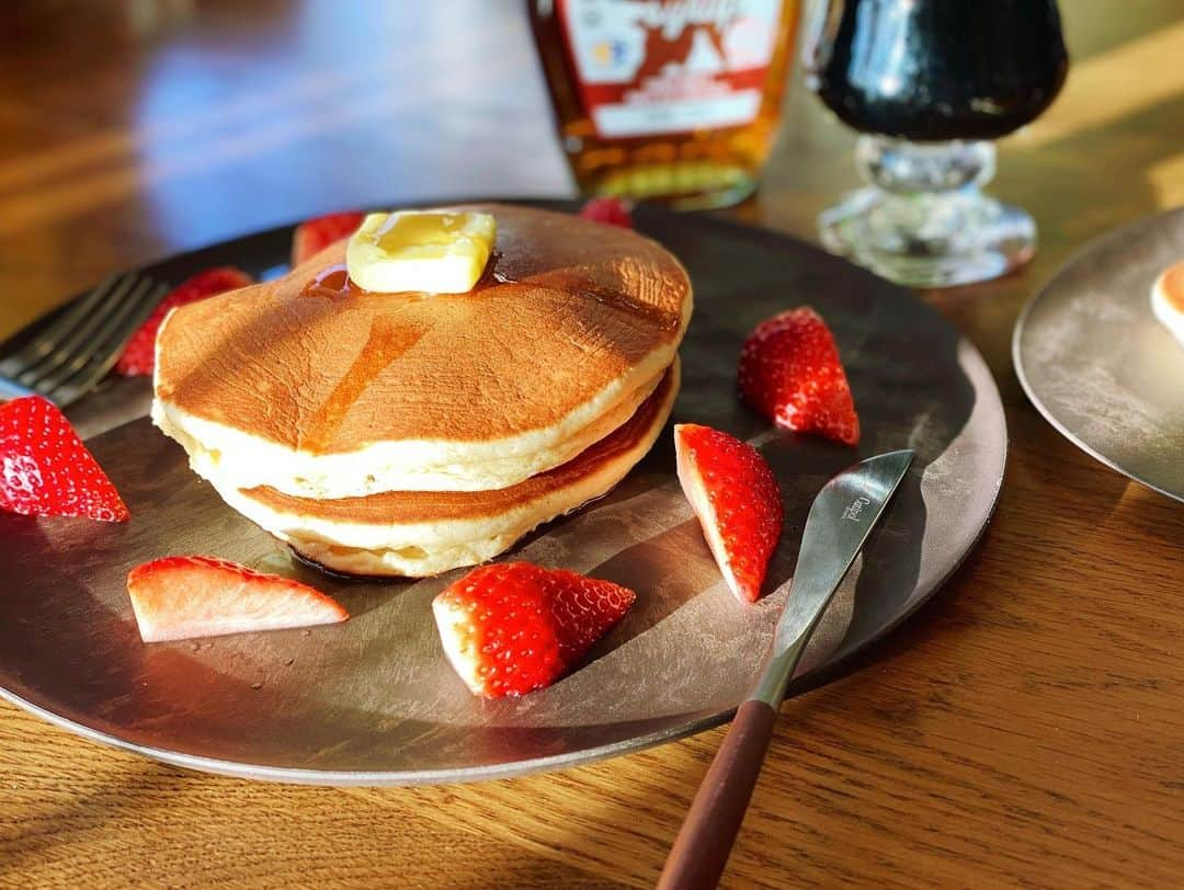 高山直子さんのインスタグラム写真 - (高山直子Instagram)「朝ごパン🥞 米粉のホットケーキ🍓 ところで1歳児のママさんたち、いつからハチミツデビューしましたか？🍯 なんかまだできてなくて🐝  #喫茶なおコロ #親子ごはん」1月15日 10時28分 - nao_70koro