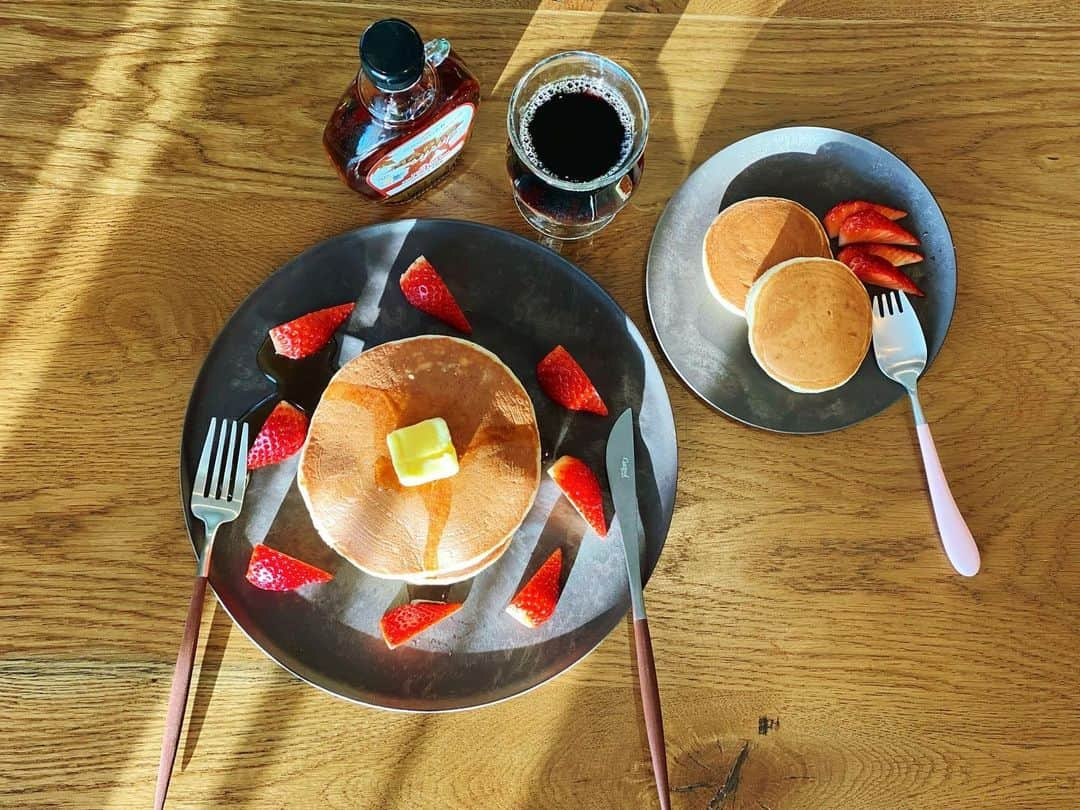 高山直子さんのインスタグラム写真 - (高山直子Instagram)「朝ごパン🥞 米粉のホットケーキ🍓 ところで1歳児のママさんたち、いつからハチミツデビューしましたか？🍯 なんかまだできてなくて🐝  #喫茶なおコロ #親子ごはん」1月15日 10時28分 - nao_70koro