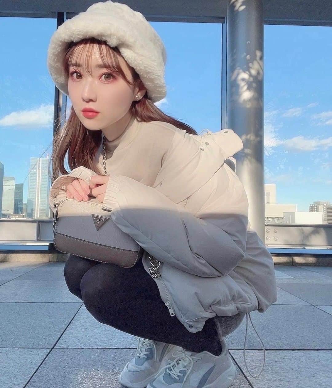 のインスタグラム：「ᵍᵒᵒᵈ ᵐᵒʳᐢⁱᐢᵍ ⛅ ・ こないだ歯医者さん帰りに寄ったGINZA SIXの屋上☁ ・ このGUESSのバッグ可愛くない？💓 ・ SHOPLISTのセールで安かったから 初めてGUESSの買ってみたけど かなりしっかりな作りでよき🙆🏻‍♀️ ・ 他にも気に入ってたバッグ沢山あったんだけど 早々に売り切れちゃった🥺 ・ セールは戦いですな…🔫🔥 ・ ではでは今日は撮影会であいましょう☺️🤍 ・ ・ ・ ・ ・ ・ ・ ・ ・ #shoplist #ショップリスト #ショップリストコーデ #服映えバッグ #shoplist服映えバッグコーデ #guess #guessbag #ゲス #カジュアルコーデ #スニーカー #スニーカー女子 #ボアバケハ #ginzasix #銀座シックス #銀座 #ギンザシックス #ファーバケハ」