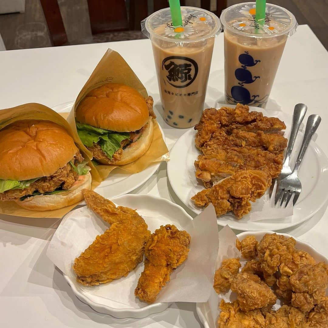 American Apparel Japanのインスタグラム：「1/14/22 ~溢茶~ #台湾料理 #中野   ⭐︎OVERALL RATING・評価: 4.2/5⭐︎  spontaneous taiwan chikin sesh at Yi Cha with ken lol. we were wanting to go to this place since our numabukuro ramen-run sesh! anyways, guess how much all of the foodz shown in the picture was. (will let u know after u read thru this post)   im not really a chicken, burger, or a meat person in general but out of all of them i rlly enjoyed the chicken burger! we were able to choose from “regular” and spicy so we obviously chose the spicy one! for the other ones were able to choose from four flavours but the woman working there recommended pepper and mala spice so we got those!🥰  i personally preferred the mala flavoured chickens but ken was continuously saying they all tasted the same💀 they tasted different i promise, the mala one was a lil spicy and the pepper one is… well pepper flavoured!   we were STUFFED after eating everything, i couldn’t believe i still had to finish the boba. the boba here is gud too, it’s actually my 5th time trying their boba since it’s ¥300 for students. but yeah everything u see in this picture was only ¥2,880 !!! INSANELY CHEAP I KNOW! there was also this set but for 3 people as well!✨  FuN faCt oF tHe DaY: after our chicken sesh we went to denny’s bc ken wanted dessert and it was actually my first time going there lol. but we talked about ~jobs~ for three hours aha fun and yeah the place was HOT i was dying🥵  #溢茶 #台湾チキン #チキン #タピオカ #麻辣 #野方 #グルメ #グルメスタグラム #YiCha #foodporn #food #foodstagram #tokyo #tokyofoodie #japanfood #nakano #nogata #taiwanchicken #chicken #boba #pearltea #mala #instafood #eeeeeats」