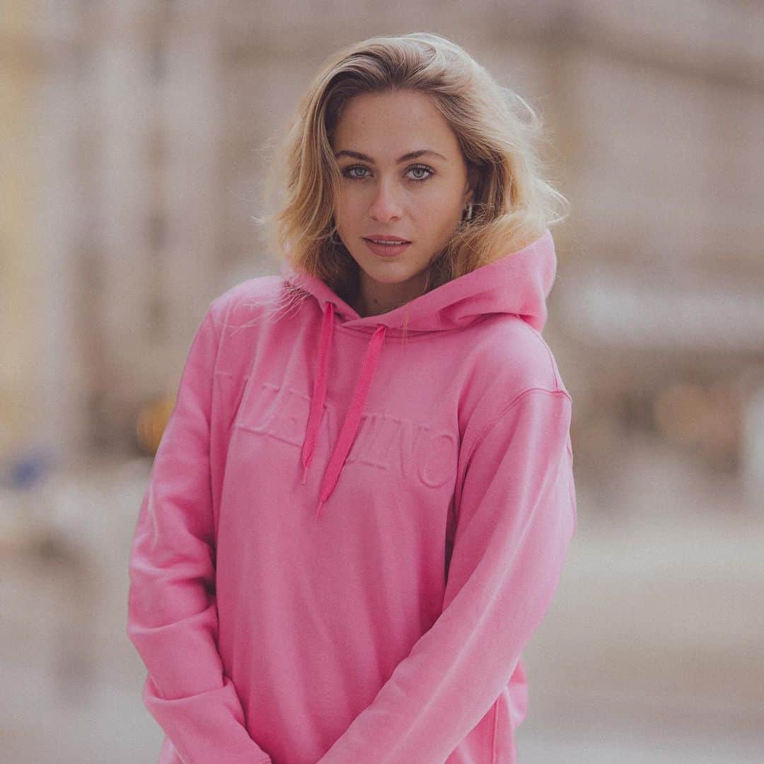 のインスタグラム：「Happy Friday 💗 // 📸 x @mrmlehmann // #sophia #sophia99 #changeagent #racegirl #racing #motorsport #munich #city #shooting #valentino」