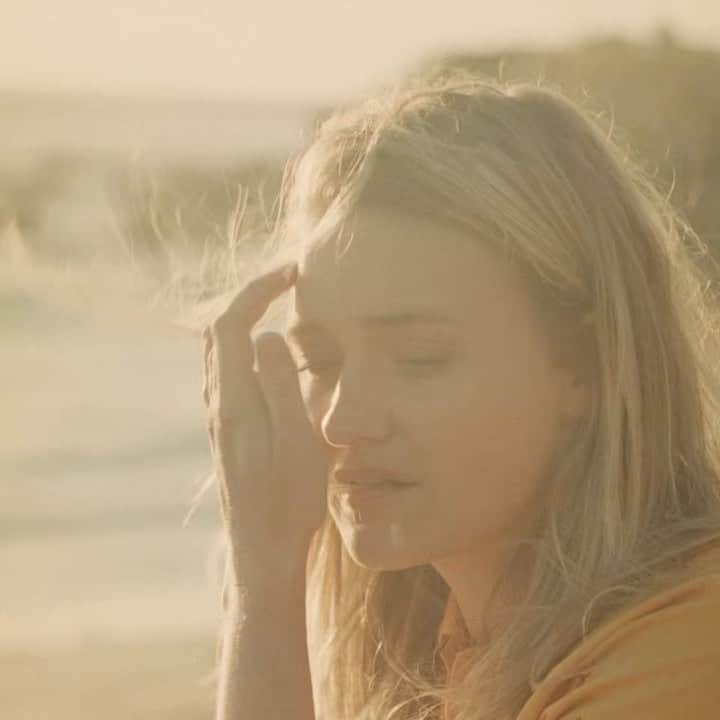 のインスタグラム：「I wrote and recorded a song with my sweet @joshpence and it’s finally out.  “Dead on the Beach” is one of the most deeply personal accounts of an experience I had back in 2020.  I knew I wanted to write about it one day but I didn’t know when.   One night in Laguna beach, Josh and I just decided to take a swing at it and in a matter of minutes it was done.  I will never forget this moment.  Thank you @yvesrothman for this recording and thank you @auhasardspr for capturing these visuals.  Josh, your voice will always move me. Thank you for accompanying me.」