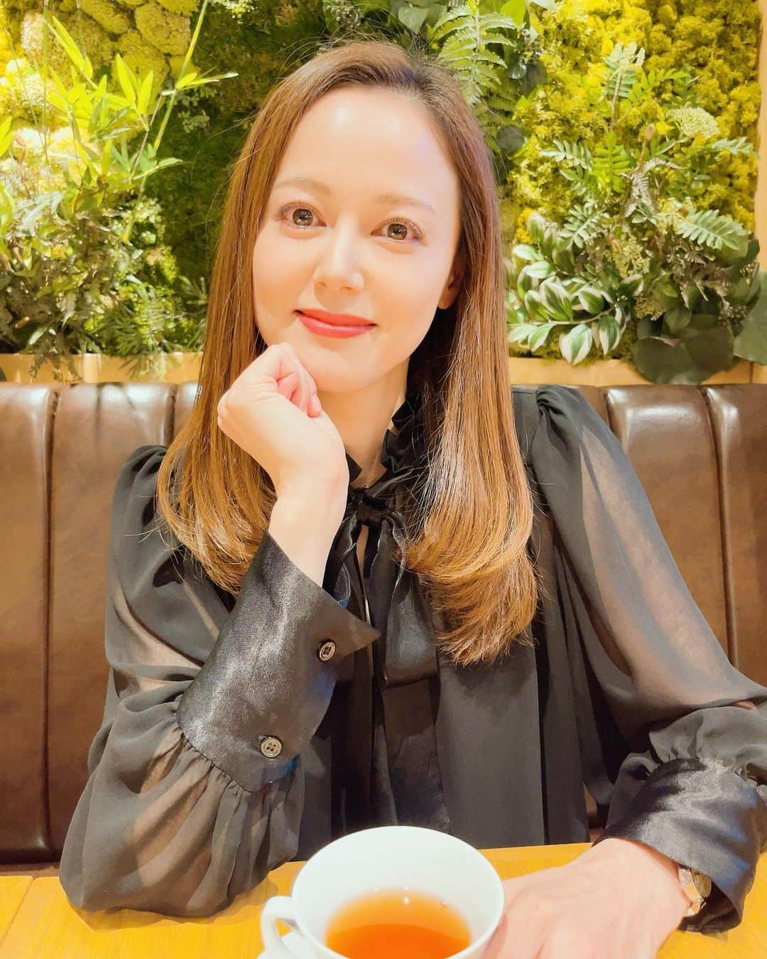 小田茜さんのインスタグラム写真 - (小田茜Instagram)「おはようございます。 皆様、いつも温かいコメントありがとうございます。  ミーティングの前に マネージャーと トラットリア庭へお茶TIME @trattoria_niwa  緑が基調とされ、とても素敵な空間でした。 次はお食事に行きたいわ。  夜の会食は銀座のちゃんこやさんへ。 寒いからとても温まりました。  所属事務所 ⬇️ https://www.fomics-group.com/  #お茶タイム #表参道 #トラットリアニワ #女優小田茜 #北野エース #フォーミックスグループ #ありがとうございます #また皆様に会いたいです #感謝 #白鵬さんのちゃんこやさん #銀座ちゃんこや #美容 #スポーツ報知さん」1月15日 7時11分 - oda_akane1106