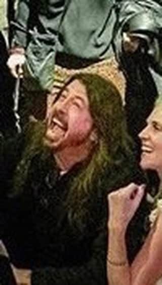 スティーヴン・タイラーのインスタグラム：「DAVE GROHL… MR. ROCK ‘N’ ROLL🤘… I HOPE YOU ARE THIS HAPPY TODAY… EVEN THOUGH YOU’RE NOT GETTING TO SEE ME!!! WISH I WAS GETTING TO SEE YOU TOO!!! HAPPY BIRTHDAY BROTHER 🎂 @davestruestories @foofighters」