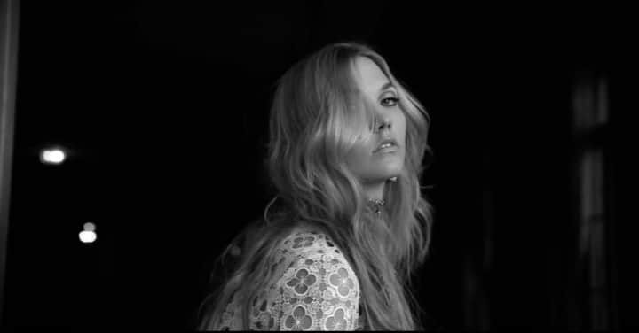 カーリー・クロスのインスタグラム：「dancing into a long weekend」