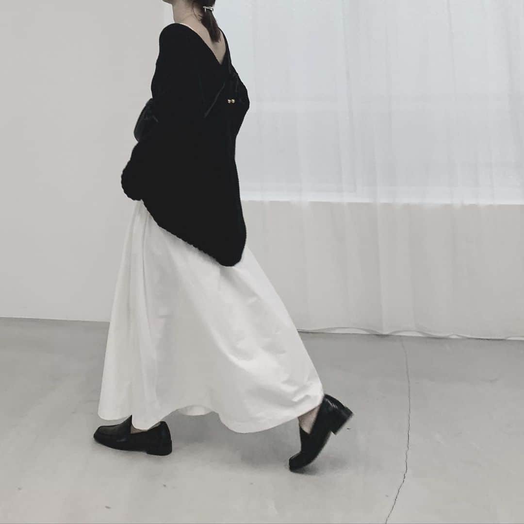 I am maoのインスタグラム：「. . ▪︎ v neck knit tops ▪︎ cotton flare medium skirt ▪︎ classic loafer (2color) @flen_official  . . 今から春も着られるスタイリング☺︎」