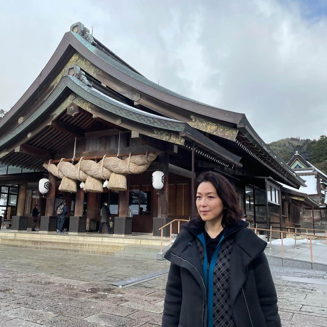 若村麻由美さんのインスタグラム写真 - (若村麻由美Instagram)「❣️今日の出雲は雪も雨もなく割とあたたかです。 昨日は出雲大社と須佐神社で充実したお参りをさせていただきパワーチャージ✨本日14時開演スサノオホールにお運びくださる皆様、お気をつけてお越しください🤗 「未来成仏　疑ひなき　恋の手本となりにけり」by.近松門左衛門  🎫2022年1月15日(土) 14:00開演 若村麻由美の劇世界 原文による語り芝居「曽根崎心中」 ※観音巡りより道行まで全文原文 スサノオホール 大ホール（島根県出雲市） お問合せ ：スサノオの風 TEL 0853-84-0833（客席は定員の半分以下で公演予定） 動画：麻由美セレクト https://www.mwo-select.com/ .  劇場にお越しになれない皆様、 今晩22時NHK FMシアター👂お聴き逃しなく❣️ 「言葉ではなく、存在の力を信じろと彼女は言った」by.ロダンとカミーユ、あるいはルイーズ より  #若村麻由美 #mayumiwakamura #出雲大社 #正式参拝 #若村麻由美の劇世界 #古典 #純愛 #近松門左衛門 #原文 #曽根崎心中 #観音巡り から #道行 #全文 #語り芝居 #本郷弦 #設楽瞬山 #橘政愛 #笠井賢一 #島根県 #出雲市 #スサノオホール #1月15日 #スサノオの風 #しまねっこ #出雲大社 #正式参拝」1月15日 8時35分 - mayumiwakamura_official