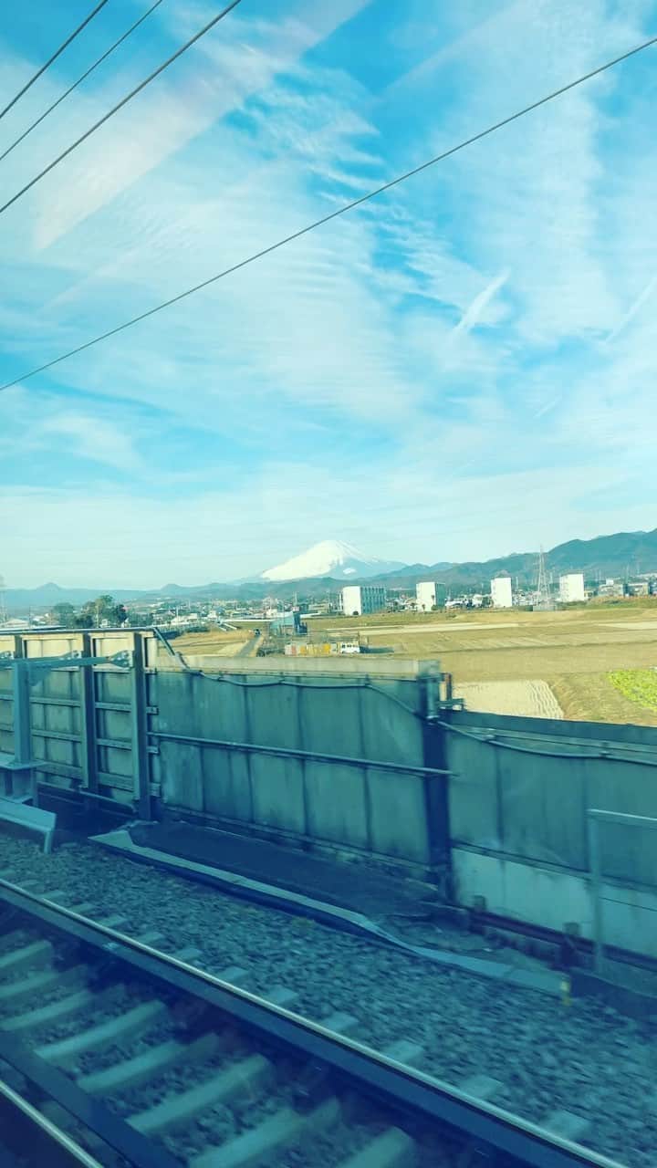 のインスタグラム：「いざ、浜松🗻  今日は、 プレ葉ウォーク浜北にて13:00〜と15:00〜、 そして夜はエスケリータ68にて、19:00開演、弾き語りワンマンライブでございます。 濃厚な浜松DAY。 あちら、こちらで、お待ちしております！！！  2022年 1月15日（土） ［場所］ 静岡・浜松 プレ葉ウォーク浜北（1Fプレ葉コート） ［時間］ 1st 13:00〜 / 2nd 15:00〜 ［料金］ 観覧無料 ［出演］ 井上侑  2022年 1月15日（土） Release tour『ASAKAGE』in 静岡 ［場所］ 静岡・浜松 エスケリータ68 ［時間］ 開場18:00 / 開演19:00 ［料金］ 前売4,000円 / 当日4,500円（別途1drink or 1order） ［出演］ 井上侑 チケットご予約はこちら▷http://inoue-yu.com/reserve/  ライブスケジュール▷http://inoue-yu.com/schedule/  #新譜 #朝光 #あさかげ #release #tour #music #singersongwriter   #富士山 #mtfuji  #japan #shinkansen」