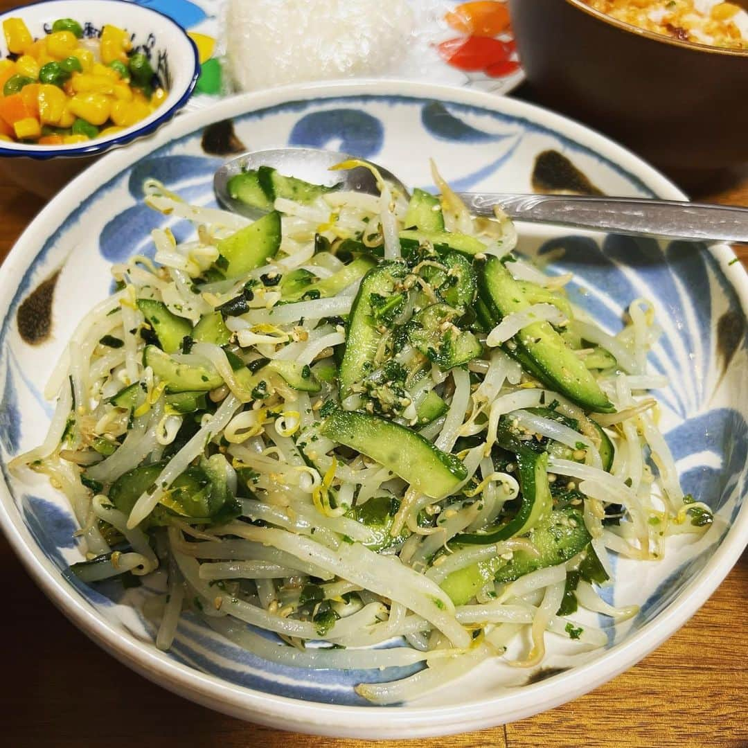 西山茉希さんのインスタグラム写真 - (西山茉希Instagram)「オーダー入りまーす。  #鰻丼 #オムライス #もやしナムル #エビコーンバター #西山食堂  我々流幸金。 デザートはハムチーズカツで。  ミックスベジタブルにして人参とグリンピースも美味しく食べてもらおうとゆう作戦はまんまと失敗に終わりました😌  #かき集めるオレンジとミドリ #キイロだけが取られていった #ばっちこい  土曜日学校。 あさからマカロニサラダをグツつかす。  ぐんもです。」1月15日 8時43分 - maki.nshiyama50