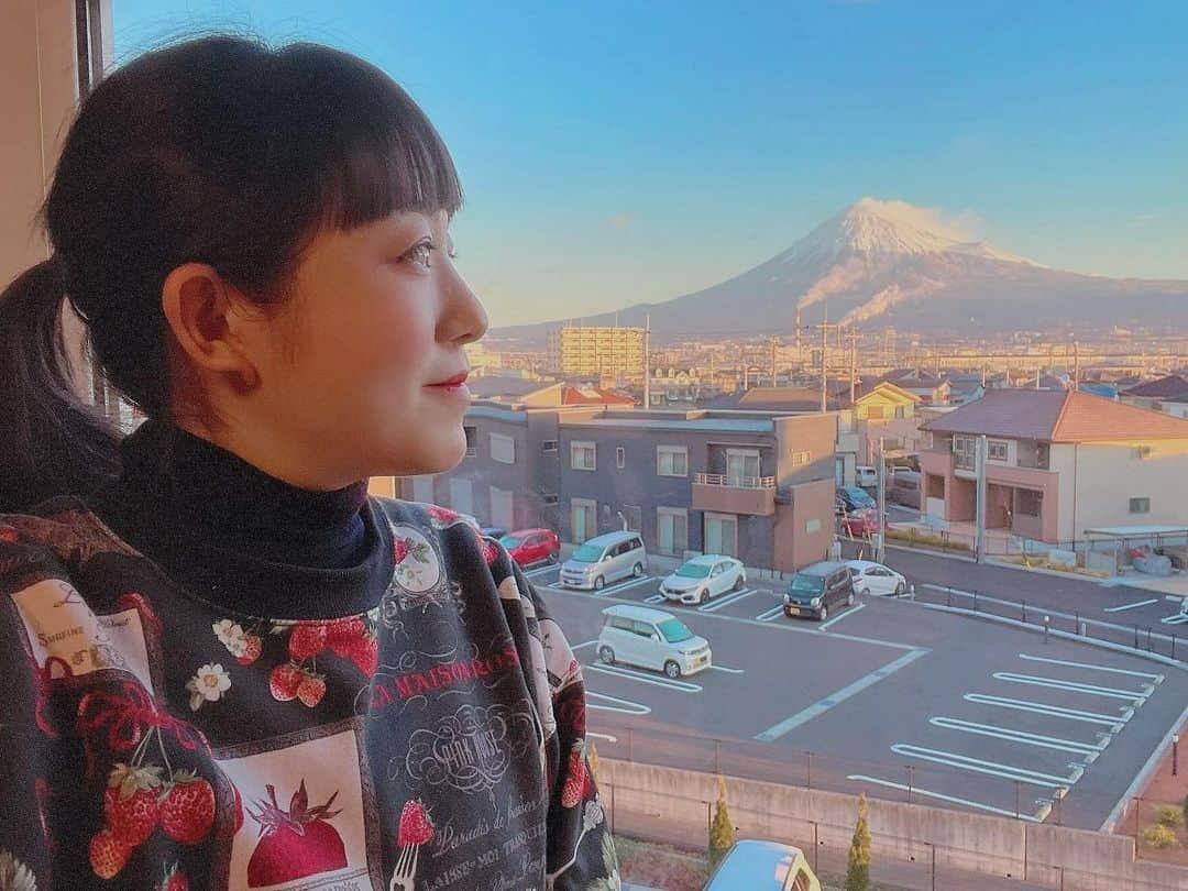 すずきあすかさんのインスタグラム写真 - (すずきあすかInstagram)「おはようございます☀ 富士山とパチリ🗻✨  #富士山 #新富士 #mtfuji #ホテル #ピンクハウス #pinkhouse #朝 #おはよう #おはようございます #朝日 #ポニーテール #横顔」1月15日 8時44分 - suzukiasukadesu