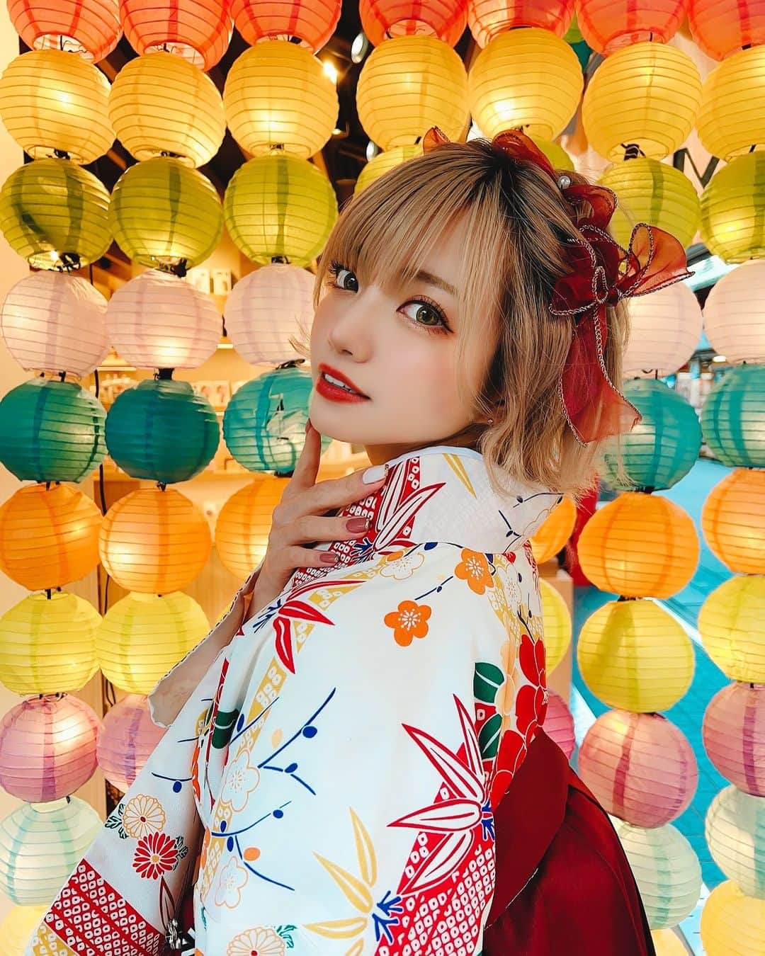 みきでりさんのインスタグラム写真 - (みきでりInstagram)「着物デートしてきた☺️👘❤️ ヘアメイクも装飾品も本当にかわいい…🪄✨ ショートなのにこのアレンジできるなんて😭!!!!  前にききまるとデートした時も使った、 @kimonomiyabi さんでレンタルしました🌈 みなさん手際いいし、温かくて素敵です♥︎ 浅草観光したい時はぜひ寄ってみてね❣️ ㅤ ㅤ ㅤ ㅤ ㅤ ㅤ #ショート#ショートヘア#ショートカット#ショートボブ#ショート女子#ショートヘアー#ハイトーン#ハイトーン女子#ハイトーンボブ#ハイトーンショート#ハイトーンカラー#金髪#金髪ショート#ブリーチ#丸みショート#切りっぱなしボブ#ショートアレンジ#着物ヘア#着物レンタル#着物コーデ#着物女子#着物レンタル雅#和装#和服#浅草#浅草寺#浅草着物レンタル#編み込みアレンジ#編み込み」1月15日 8時53分 - mikidelicious