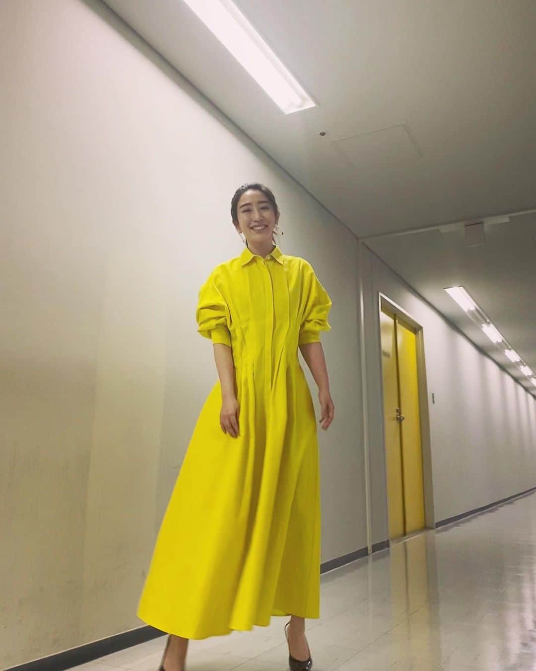 木嶋真優のインスタグラム：「先週に引き続き今週も 1/16 (日) 『日曜日の初耳学』 MBS/TBSよる10時25 からです。 1/18(火)に迫った東京オペラシティのコンサートの宣伝のコメント撮りも入れて頂いているので是非みてね👀 水道業者の方の驚きの作業服も試着させて頂いています😲 あと、、、 私の推しちゃんの妹分の矢吹奈子さんと ご一緒させて頂きました。 恥ずかしすぎてお話できなかったので とりあえず全身推し色を纏ってきました💛 多分静かなアピールが1番キモいです。 すみません🥳  #初耳学　#木嶋真優」