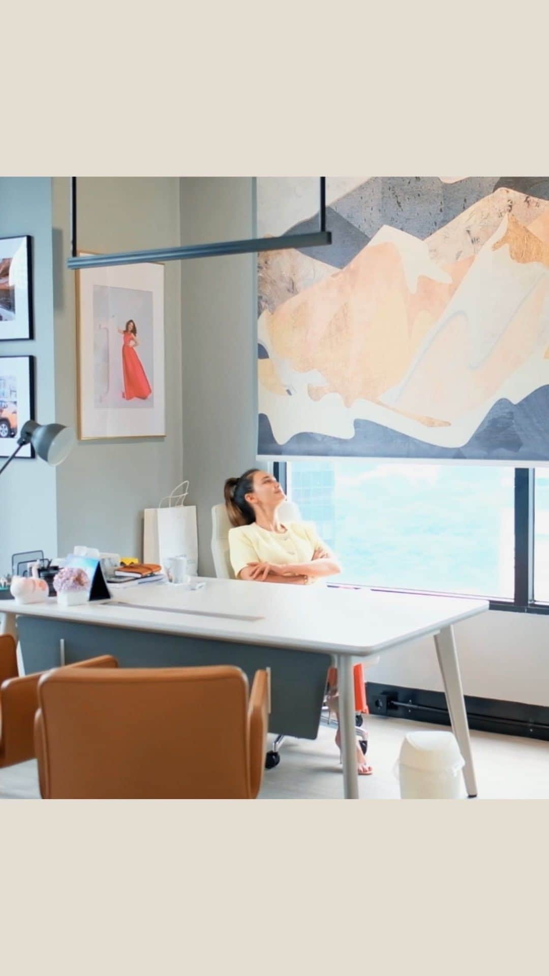 ルナ・マヤのインスタグラム：「Tour kantor baru. CHECK! 😍  Senengnya bukan main deh LuF.. lihat kantor baruku yang nyaman banget. Gorden dan sofa dari @serbaantikinterior bener-bener bagus dan cocok banget buat kantorku.   Terimakasih buat sales @serbaantikinterior yang udah datang survey ke kantorku & bantuin milih kain. Best Service deh! 👍 Kapan-kapan, aku hubungin yaa kalo ada kebutuhan lagi 😁 #serbaantikinterior」