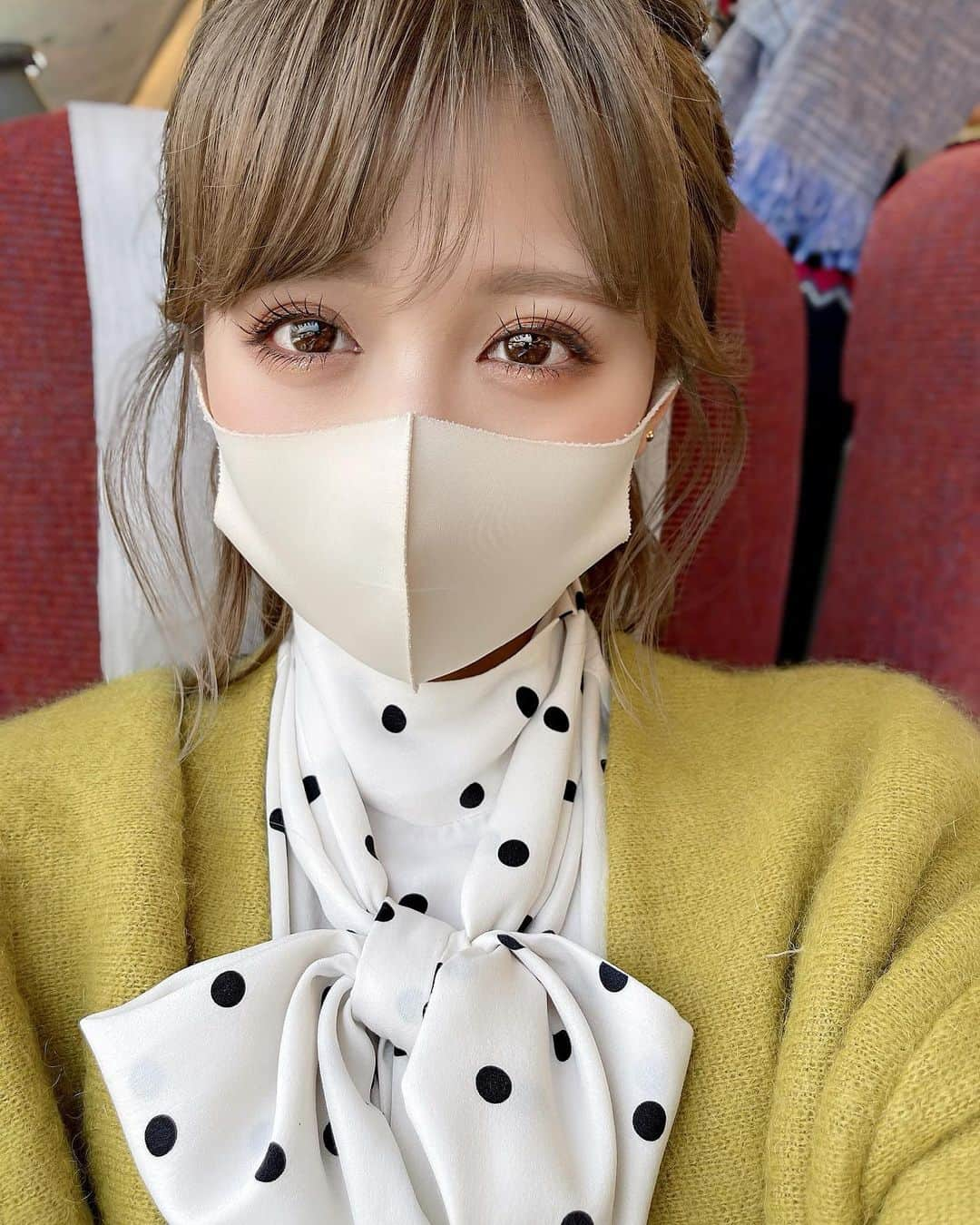 伊藤実祐さんのインスタグラム写真 - (伊藤実祐Instagram)「😷💛🐥🌼🌛 ⁡ この洋服たくさん質問頂いてたから、 もう少し引きで撮った投稿で紹介するね！ ⁡ てか、今日のYouTube見てくれましたか？🤍 ⁡ ⁡ 男前御三方に囲まれて眼福でした🥲❤️‍🔥 ⁡ ⁡ ⁡ ⁡#マスク #マスクメイク #イエベ #イエベ秋 #イエベ春 #イエベメイク #自まつ毛 #自まつ毛メイク #まつ毛美容液 #ラッシュアディクト #ラッシュリフト #リボンブラウス #ドット #ドットブラウス #Nexter #ネクスター #Nextercreatist #伊藤実祐 #いとうみゆ #みゆちゃい  目の大きさ ちがう 🤨」1月15日 20時46分 - miyu.61