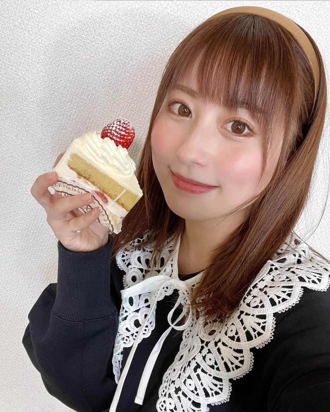 成瀬心美さんのインスタグラム写真 - (成瀬心美Instagram)「🎉 . . 昨日はツキスポの収録で 来週お誕生日の 魚拓さんのお祝いをしたよ☺️ . . 今年でお仕事をご一緒 させていただいて 10年の年。 . ありがたいことです。 . . これからもよろしくお願いします！ そして お誕生日おめでとうございますー✨ . . #birthday #cake #木村魚拓 #さん #成瀬心美 #ツキスポ」1月15日 20時51分 - coco3ndazo