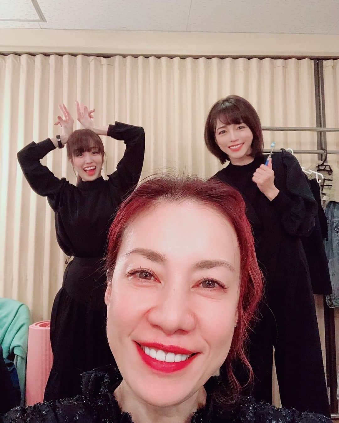 釈由美子さんのインスタグラム写真 - (釈由美子Instagram)「舞台『マウストラップ〜ねずみとり〜』 ４日目の本日も  昼、夜の２回公演が無事に終わりました！  連日の満員御礼、本当にありがとうございます😂  この作品はお客様も共犯者です🤫 舞台の結末は誰にも言わないでください🤫  舞台上ではバチバチ⚡️だけど このカンパニー、ほんと仲良しすぎる😂 家族みたい。。  今日は伽代子さん(みんなで、かよちゃん❣️って呼んでます)が  楽屋で写真撮ってくれました🤳  隣は富田麻帆ちゃん❤️  みんな芝居がうますぎる😭✨ 尊敬🙏✨  明日も全力でお客様に最高のマウストラップをお届けしたいと思います🐀  #マウストラップ #マウストラップねずみとり #伽代子 さん #富田麻帆 ちゃん」1月15日 20時51分 - yumikoshaku