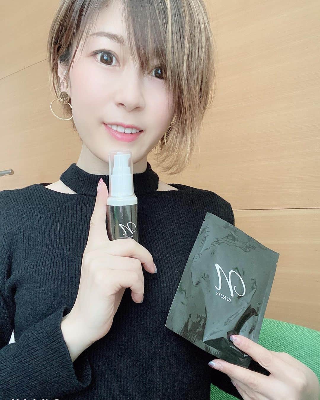 mimiのインスタグラム：「誰❓そう。昔の私です🤣笑 先日は会社設立5周年🏢❤️ たくさんのお祝いメッセージやプレゼント、ゲリラキャンペーンLIVEに参加していただきありがとうございました☆  私がゴルフを初めてから、自分にも毎日使いたいと半年かけて作った美容グッズのキャンペーンでした♬  美白と保湿に特化した、プロ用のケア用品💆‍♀️ (エステサロンや美容室にも卸しております) 日差しや乾燥と戦うゴルファーにうってつけの商品🥰 手にとっていただき日々嬉しく思います🤩⛳️  普段は男女問わずサロンのお客様に施術＆販売してます☆ この5年、あっという間🥹 ゴルフと同じくらい美容が大好きなので(よく菓子食べるけどw) これからも技術に知識向上に精進いたします♬ そして肌を保ちながら皆さんとゴルフ楽しんでいきます🥰  ご相談などは普段ゴルフトークがメインのLIVEの時にも承ってるので、また遊びに来てくださいね〜☆  商品はプロフィールに貼ってあります♬ 一緒に美肌ゴルファー普及活動を盛り上げてくれる方、全国に大募集でーす♪  #ゴルフ女子#ゴルフ男子#ゴルフ初心者#ゴルフバカ #ゴルフ動画  #ゴルフスイング #スイング動画  #ゴルフ好きと繋がりたい #ゴルフ好きと繋がりたい#ゴルフコーデ#ゴルフウエア#インスタゴルフ#インスタゴルフ部#インスタゴルフ女子 #東京ゴルフガールズ #ゴルフ大好き#ゴルフ練習#ゴルフ上手くなりたい#golf#golflife#golfer#golfgirl#ゴルファー#ゴルフ動画#ゴルフ好き#ゴルフ #女社長#美容#美白ケア」