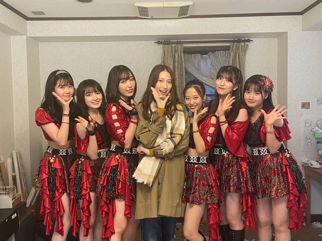 大野いとのインスタグラム：「真夜中にハロー！ご覧いただけましたか？ クランクアップの日に、モーニング娘。'22の皆さんと 撮っていただきました😌❣️❣️囲まれ、内心ドキドキしています…😳「みかん」のパフォーマンスは太陽のようで、そして強さの中に温かさと希望がありました。dTVやTVerでも配信されているので、ご覧ください☺️！ #真夜中にハロー！ #モーニング娘。'22 #ハロプロ #2枚目はみんなで星を作ってるときのです」