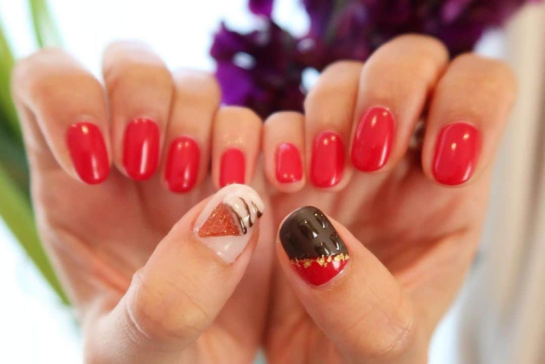 のインスタグラム：「NEW NAILはバレンタインネイル♡バニラチョコのソフトクリームと板チョコ♡細かいところまで拘ってあるので、是非upにして見て欲しい＼(^o^)／とりあえず美味しそう♡ nail by @yuka_moka♡ #nail#ネイル#バレンタインネイル」