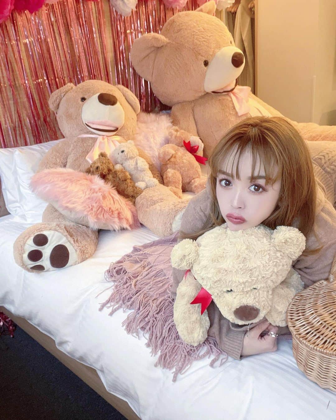 のインスタグラム：「🍎✖️🧸🧸🧸 ⁡ ⁡ ⁡ こんなシチュエーション初です🤣🤣🤣 ⁡ ⁡ これは可愛いなぁー😍🤣 ⁡ ⁡ 新宿MIMARU 東京新宿WESTにあるテディベアーHOUSE💕🧸 ⁡ ⁡ めちゃ広い部屋だし、可愛い空間にstayできて、幸せでした♡ ⁡ ⁡ ⁡ 人生の出会った中で一番といっても過言ではない 鬼でかい熊ちゃん🧸とは デカすぎてインカメでなかなか撮るの大変でしたꉂ笑꒱ ⁡ ⁡ ⁡ 空間が本当映えすぎました♡ ⁡ベアに混ざってベアゴッことやばい人みたいなこともしてみました♡  ⁡ ⁡ 楽しかったー(＊´ω｀＊)” ⁡ ⁡ 是非女子会とかに使ってみてね💕 @mimaruhotels」
