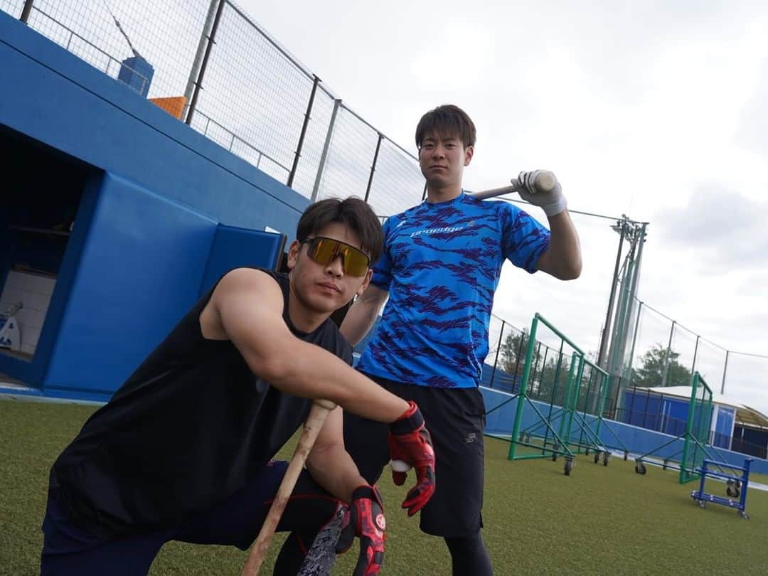 野村佑希のインスタグラム：「今日は午前ちょっと曇ってたんですけど午後快晴でやっと太陽に会えました😁☀️ 本日はみんなとのツーショット📷  今日拳士さんとの写真なかった🙇‍♂️  #野生化計画 #ポッカサッポロ #野村佑希  #杉谷拳士 #松本剛 #郡拓也 #細川凌平  #安田寿明」